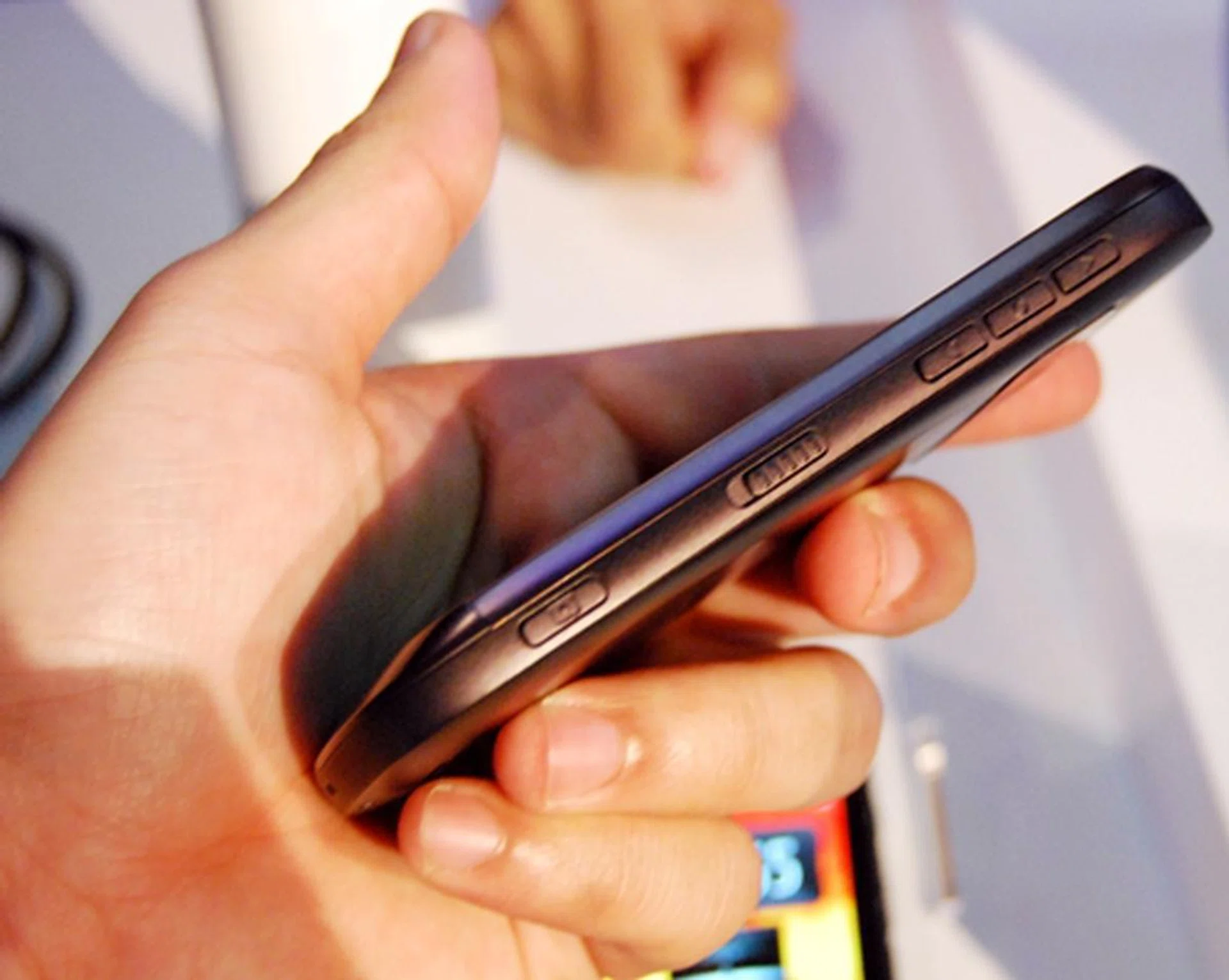 Measuring at a mere 11mm in thickness, the Nokia 701 is actually quite slim for the specs and features it has.