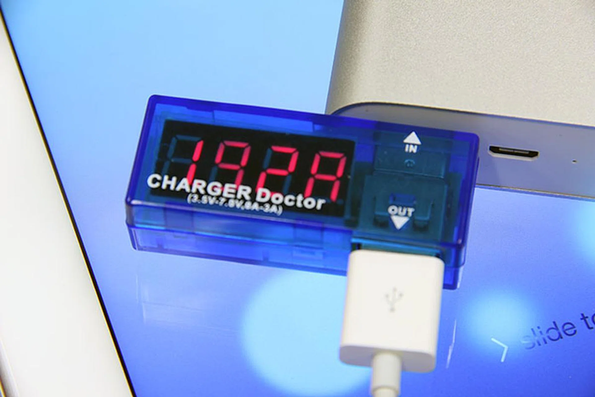 The Mi Power Bank consistently charges our iPad Air and Galaxy Tab S between 1.7 to 1.9A. Of course, this rate will slowly dip when the device is approaching a full charge.