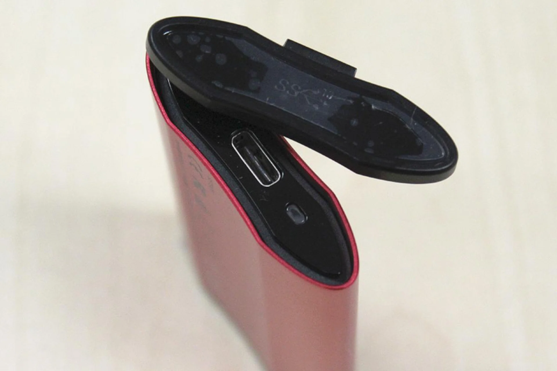 A safety cap help ensures dust and water resistance. When in place, the SE730H can stay submerged in 1.5 meters of water for up to 30 minutes.