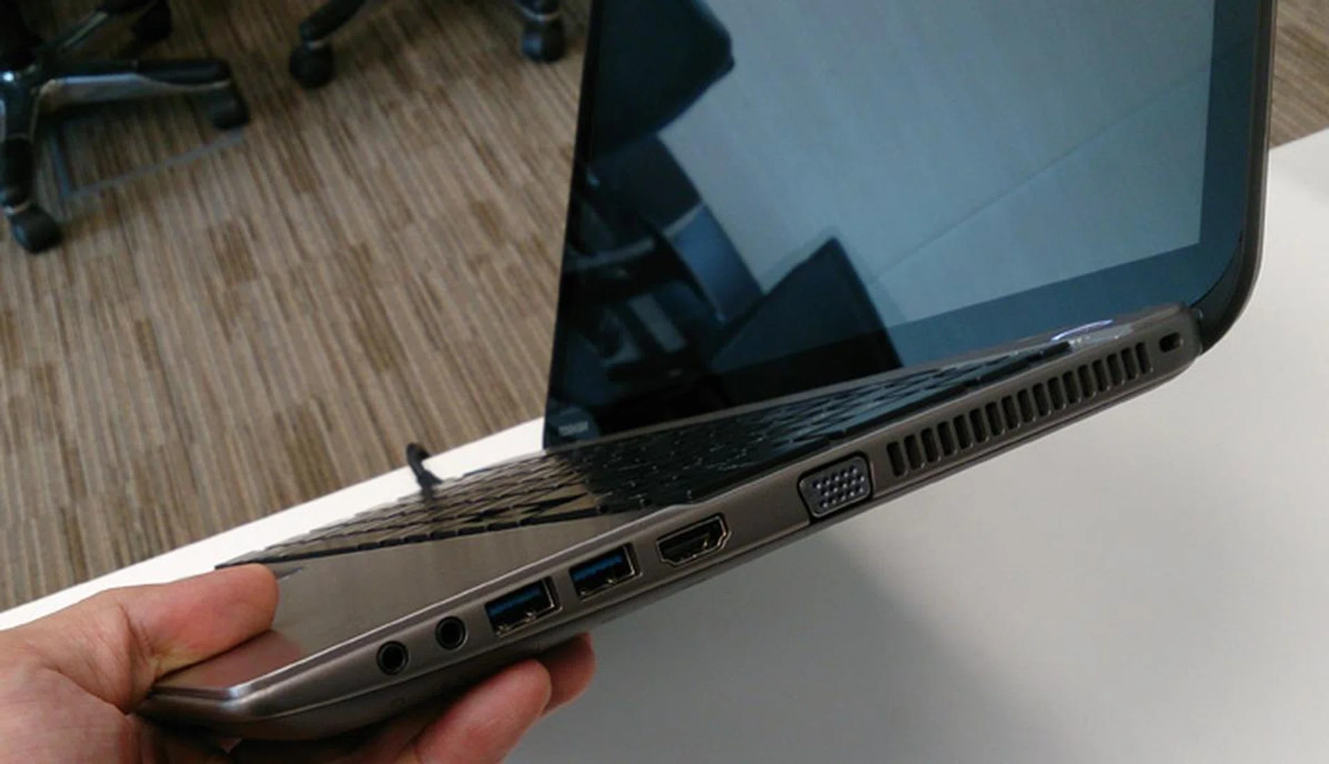 The P50 offers quite an extensive array of connectivity options which include 2 USB 3.0 ports, audio in and out ports, a HDMI port and even a VGA port on the right side. On the left side, are two more USB 2.0 ports for peripherals, an RJ45 port and an optical drive.