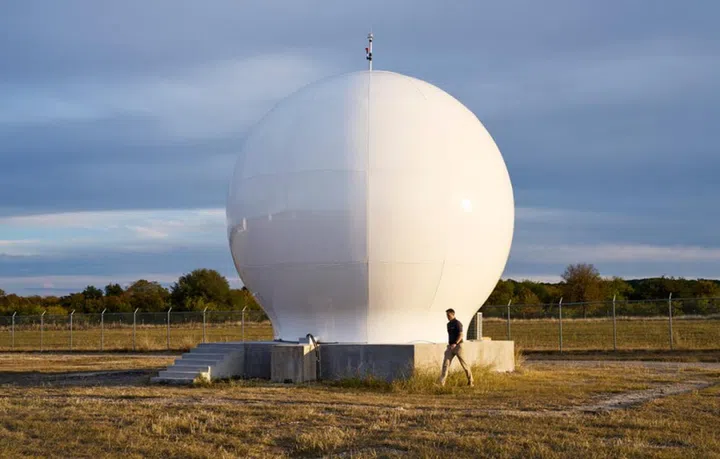 Globalstar operates an advanced satellite network and ground stations across the US and around the world, providing iPhone 14 users the ability to contact lifesaving emergency services when outside of cellular and Wi-Fi connection range. <br>Image source: Apple