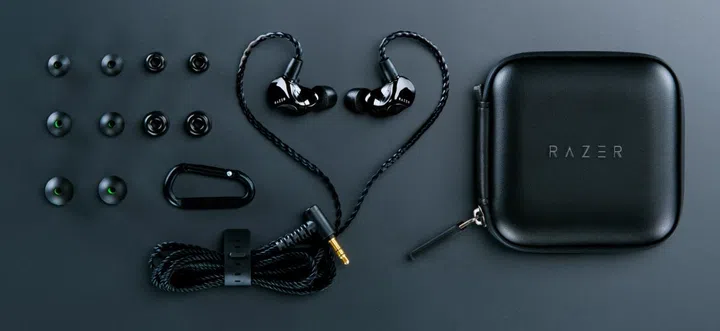 Here are the accessories that you get with the Moray. (Image source: Razer)