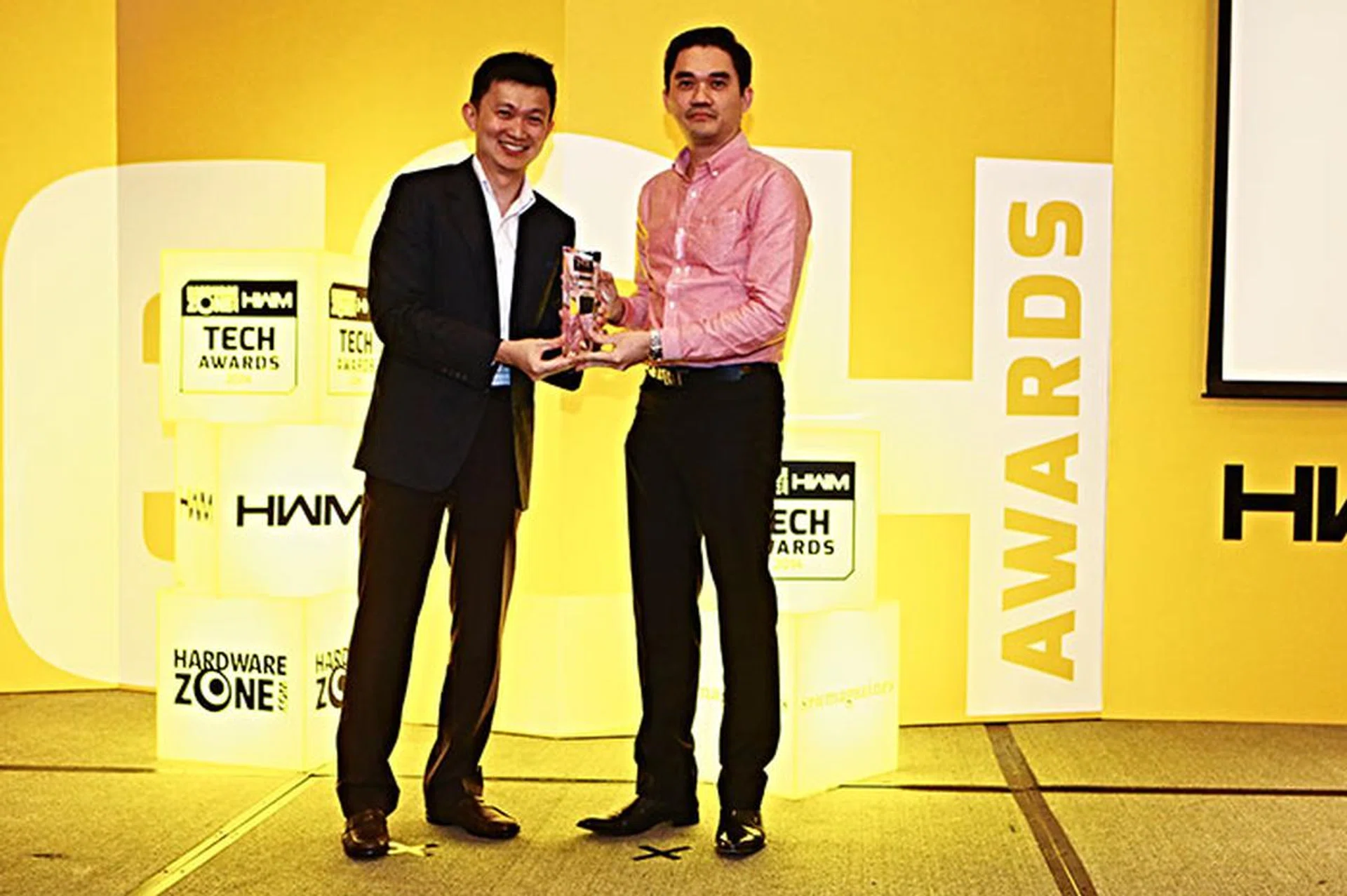 The Shure SE215 Special Edition won the Editor's Choice award for Best In-Ear Earphones. Here's Mr. Teddy Ho, Senior Account Manager for GrandTech Systems, receiving the trophy on behalf of Shure.