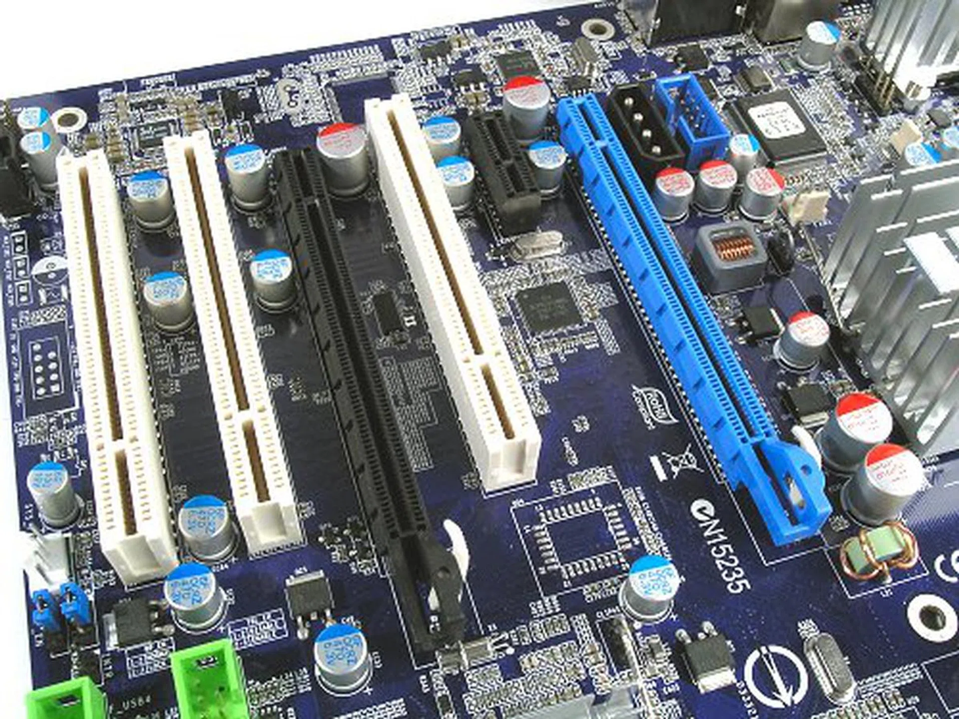 Unlike many P965 motherboard, it seems that even mainstream P35 implementations will be utilizing a dual PCIe x16 design. Foxconn furnishes the board with three PCI, but slot configuration could have been better as the singular PCIe x1 slot onboard would probably be blocked by the primary graphics card.
