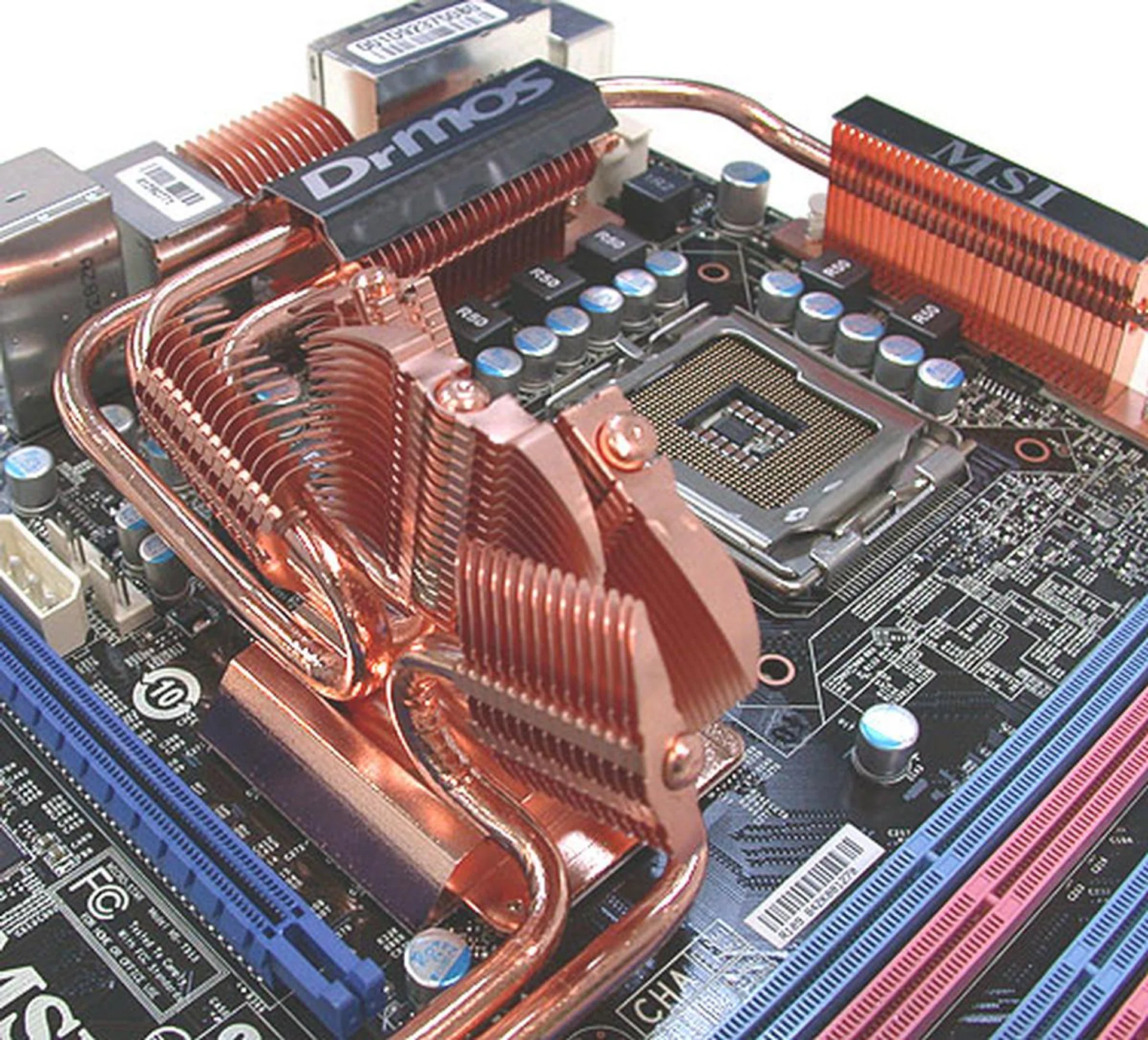 After the rollercoaster ride that was the original Circu-Pipe, MSI now has the second version, Circu-Pipe 2 on its P45 Platinum boards. With up to five separate heat pipes and their respective set of fins, MSI is touting temperatures of around 35 degrees Celsius under load. We'll report on this aspect as soon as we get down to testing them.