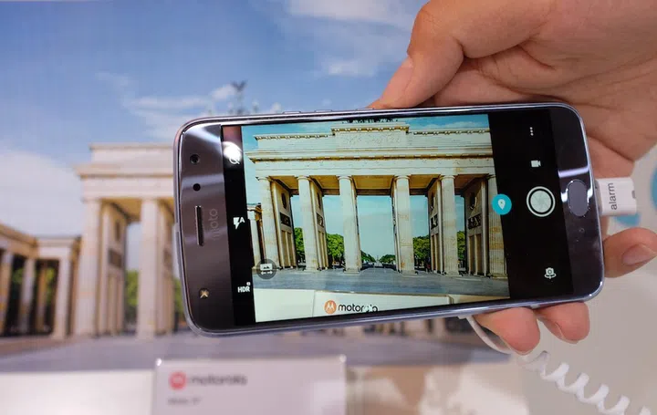 Point the Moto X4 to a landmark of your choice...