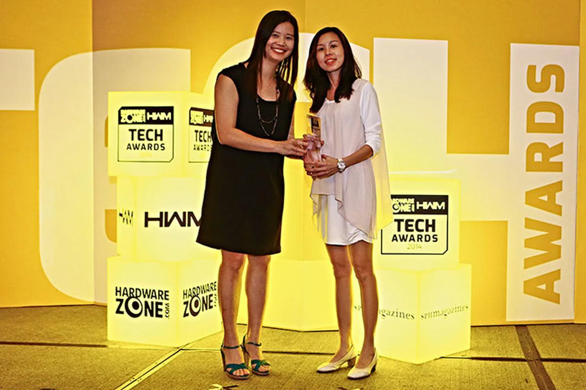 Kingston took home the Readers' Choice award for Best PC Memory Brand. Here's Ms. Carmen Lee from Convergent Systems, receiving the trophy on behalf of Kingston.