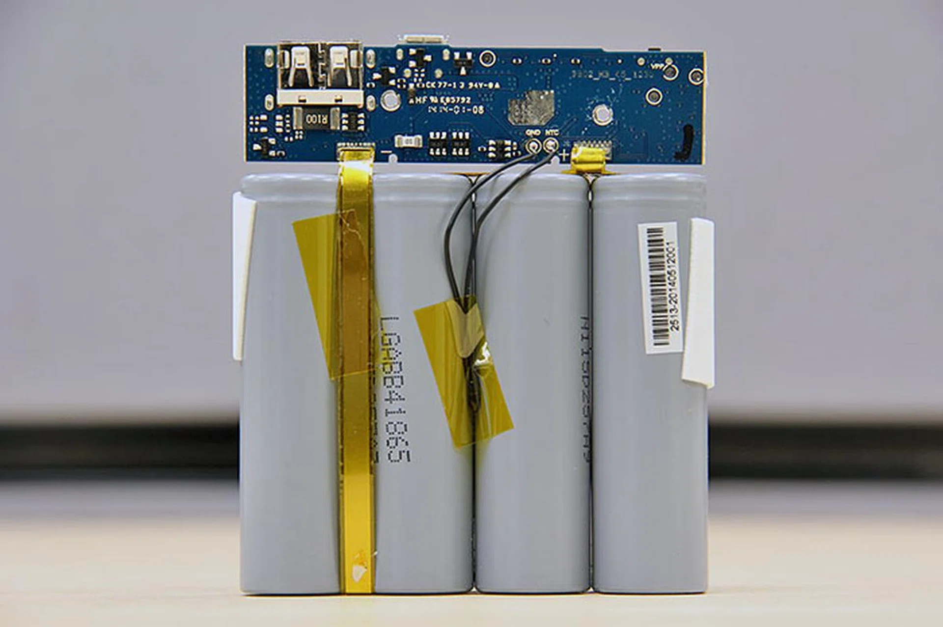 Say, what do we have here? That's four LG (LGABB41865) battery cells, each 2,600mAh, for a total of 10,400mAh.