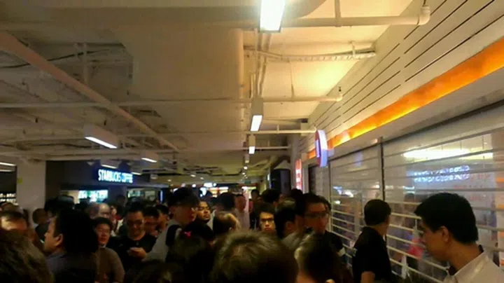 Over 450 people queued up outside M1 flagship store at Paragon for the Samsung Galaxy S III.