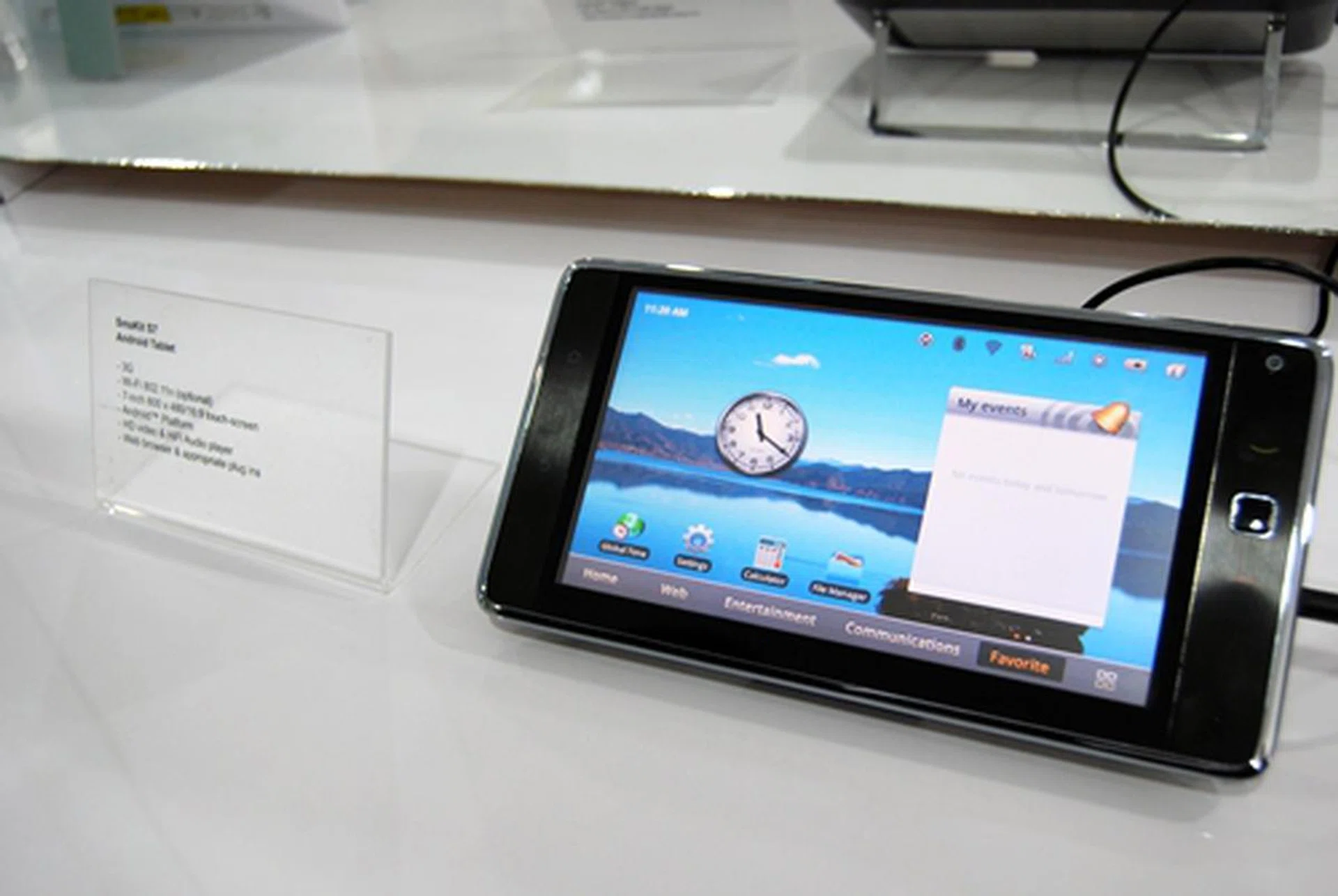 Another Android device makes an unexpected appearance here. The 3G-enabled SmaKit S7 Android Tablet comes with a reasonable 7-inch 800x480 touch screen.