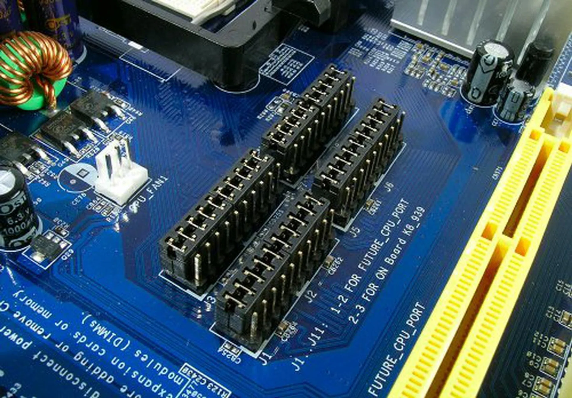 A row of 4 sets of jumpers that need to be switched in order to activate the Future CPU Port.