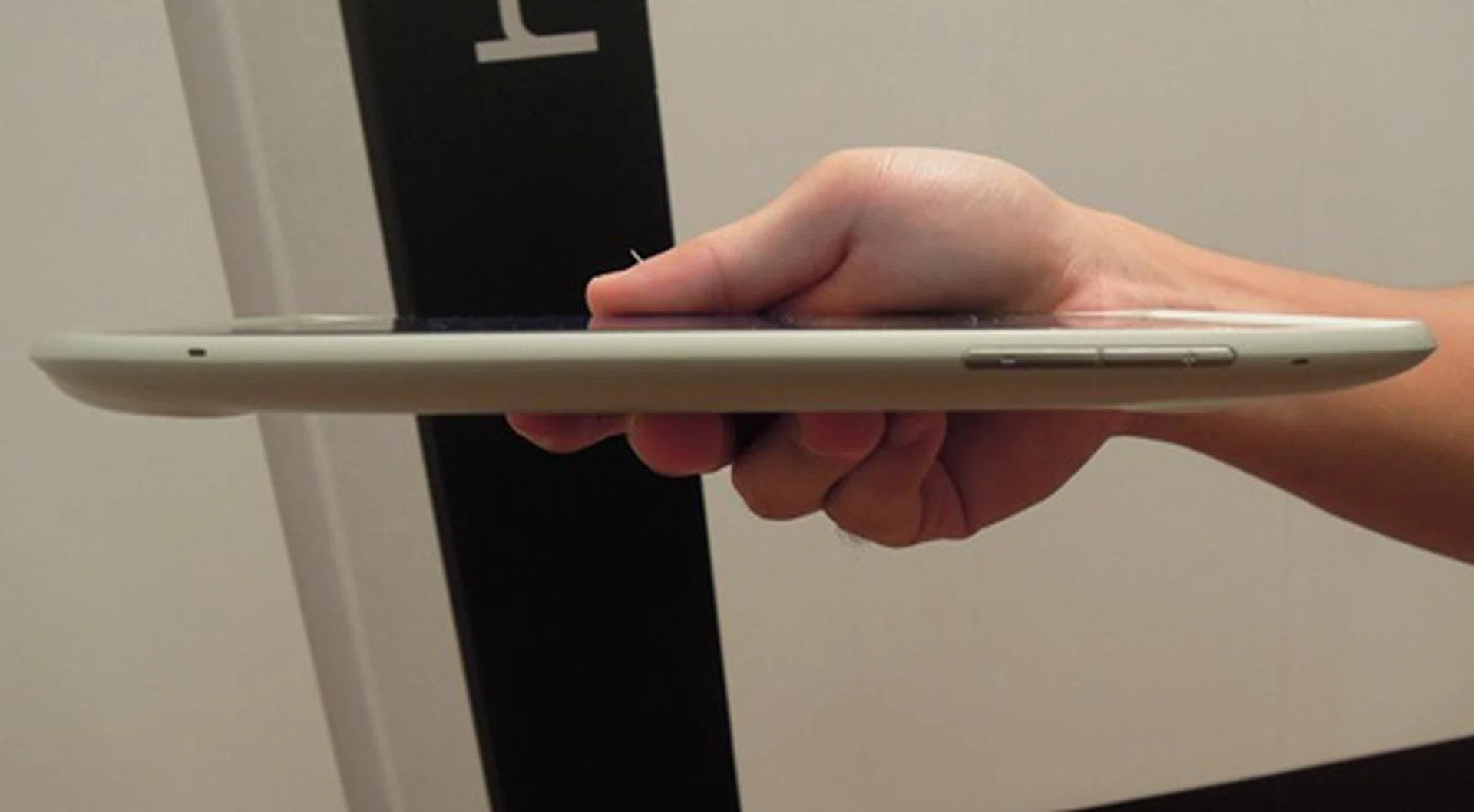 There's nothing on the right profile of the tablet, but on the left, we have the usual volume buttons. The buttons are not too thin and protrude enough for comfortable pressing.