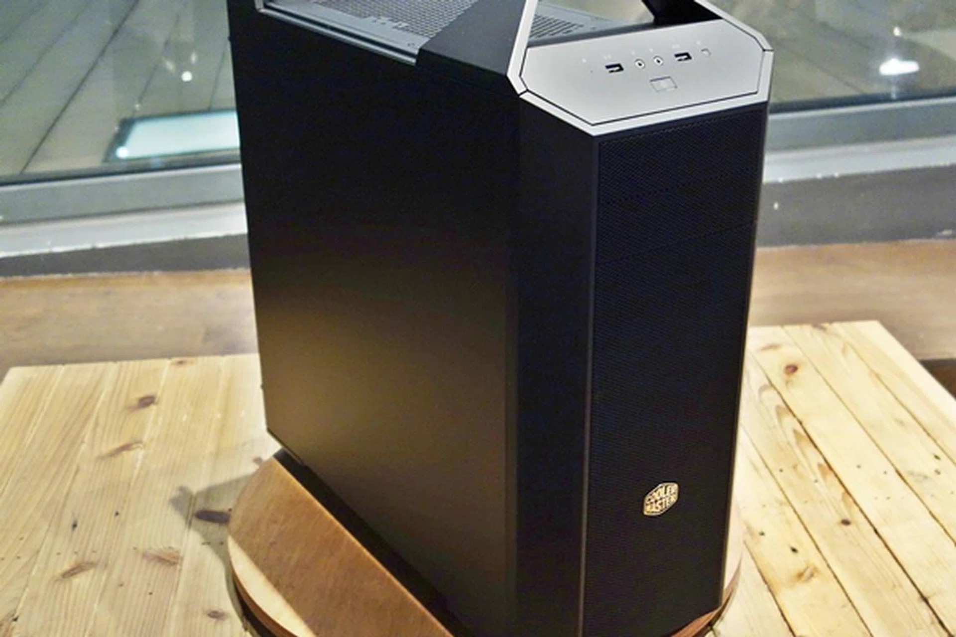 Don't put the MasterCase 5 on a pedestal, just put it on a lazy Susan!
