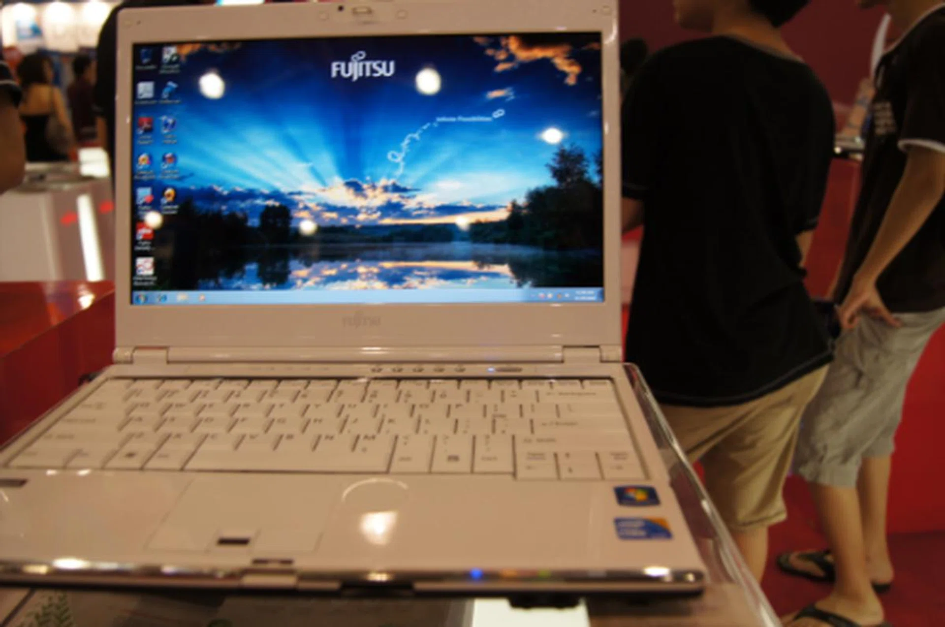 At $999, the Fujitsu L1010 comes with the Intel Core 2 Duo processor, 4GB DDR3 RAM and a 13.3-inch display. 