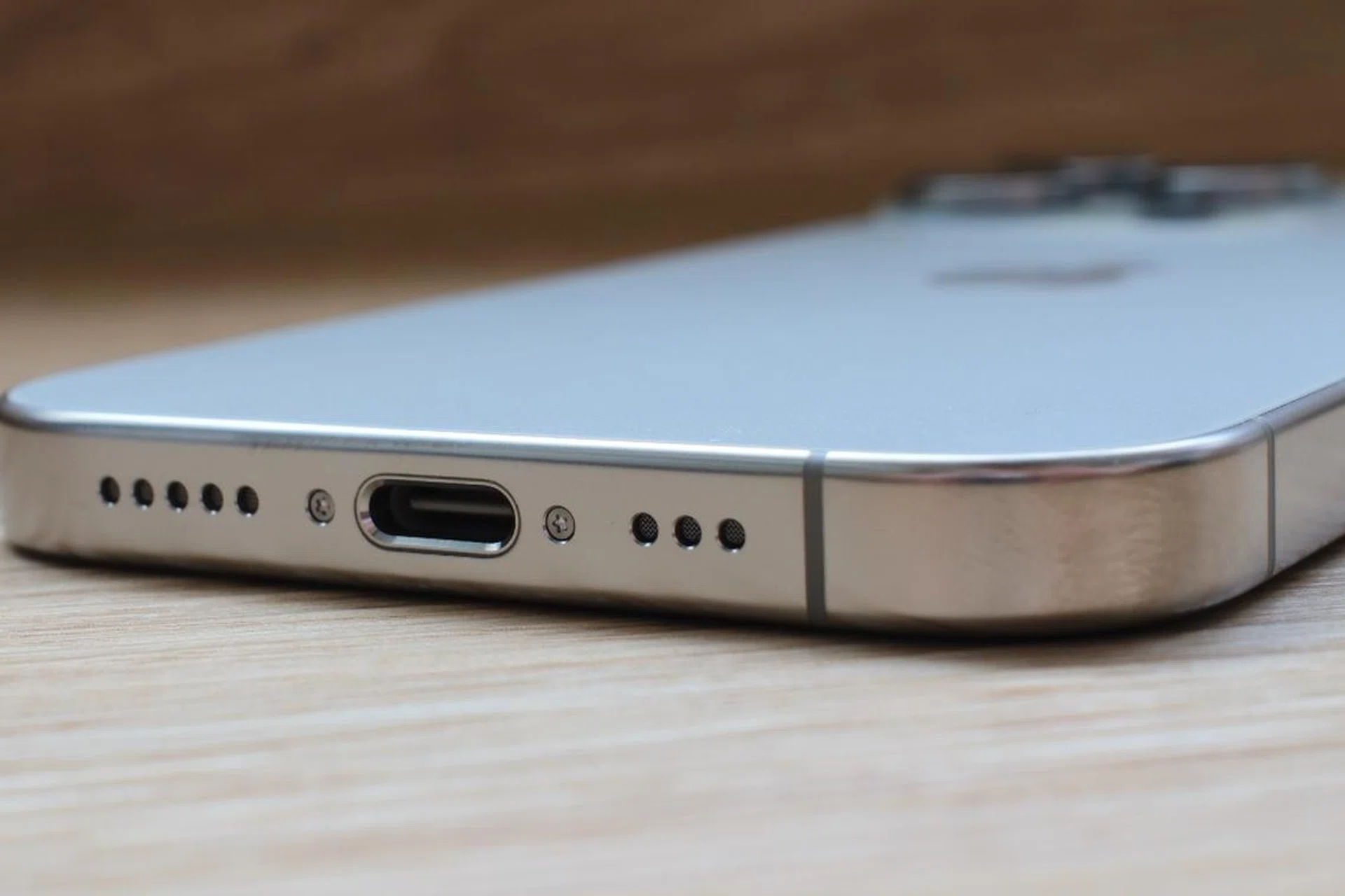 iPhone 16 Pro's USB-C port. Photo: HWZ.