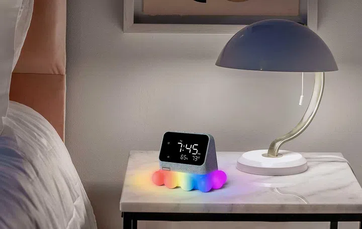The Misty Blue Smart Clock Essential and Ambient Light Dock. (Image source: Lenovo)