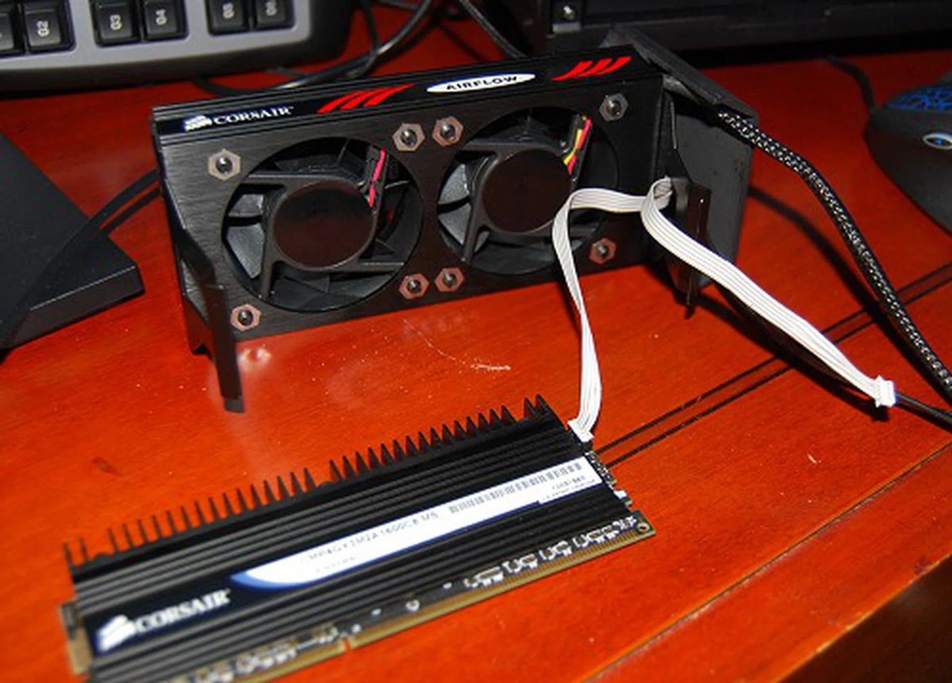 Note that the Airflow Pro works only with Corsair's Dominator series of memory modules. And even then, it should be within a year old - because anything older will not have the interface present on the module's side for monitoring and reporting by the Airflow Pro module. Seen here is the connectivity we're talking about that's required for this function.