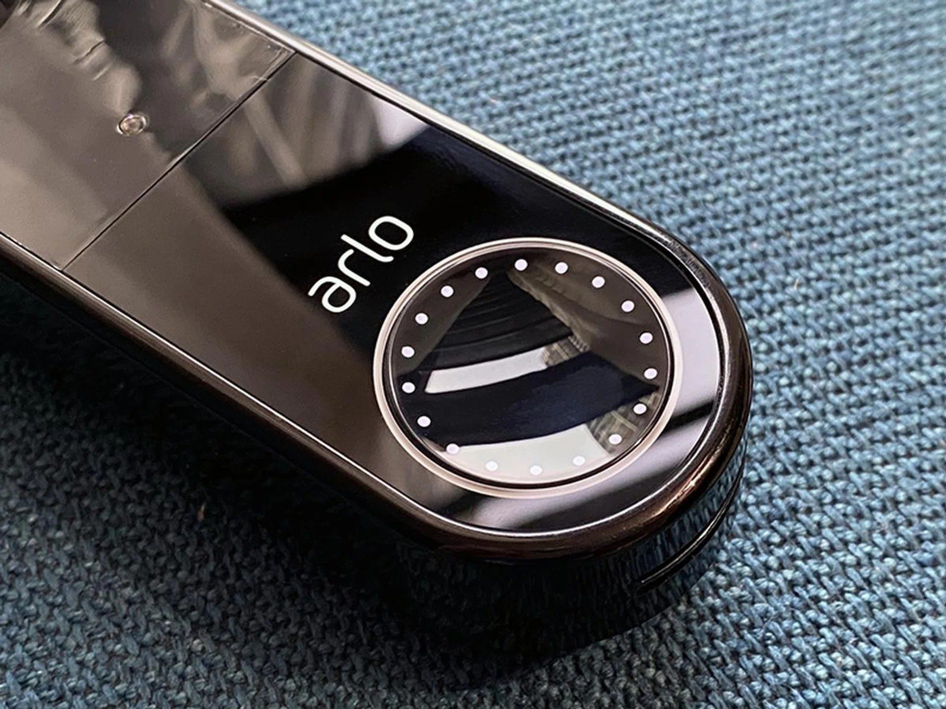 A subtile ring of LED lights come to life when someone gets close to the doorbell. 