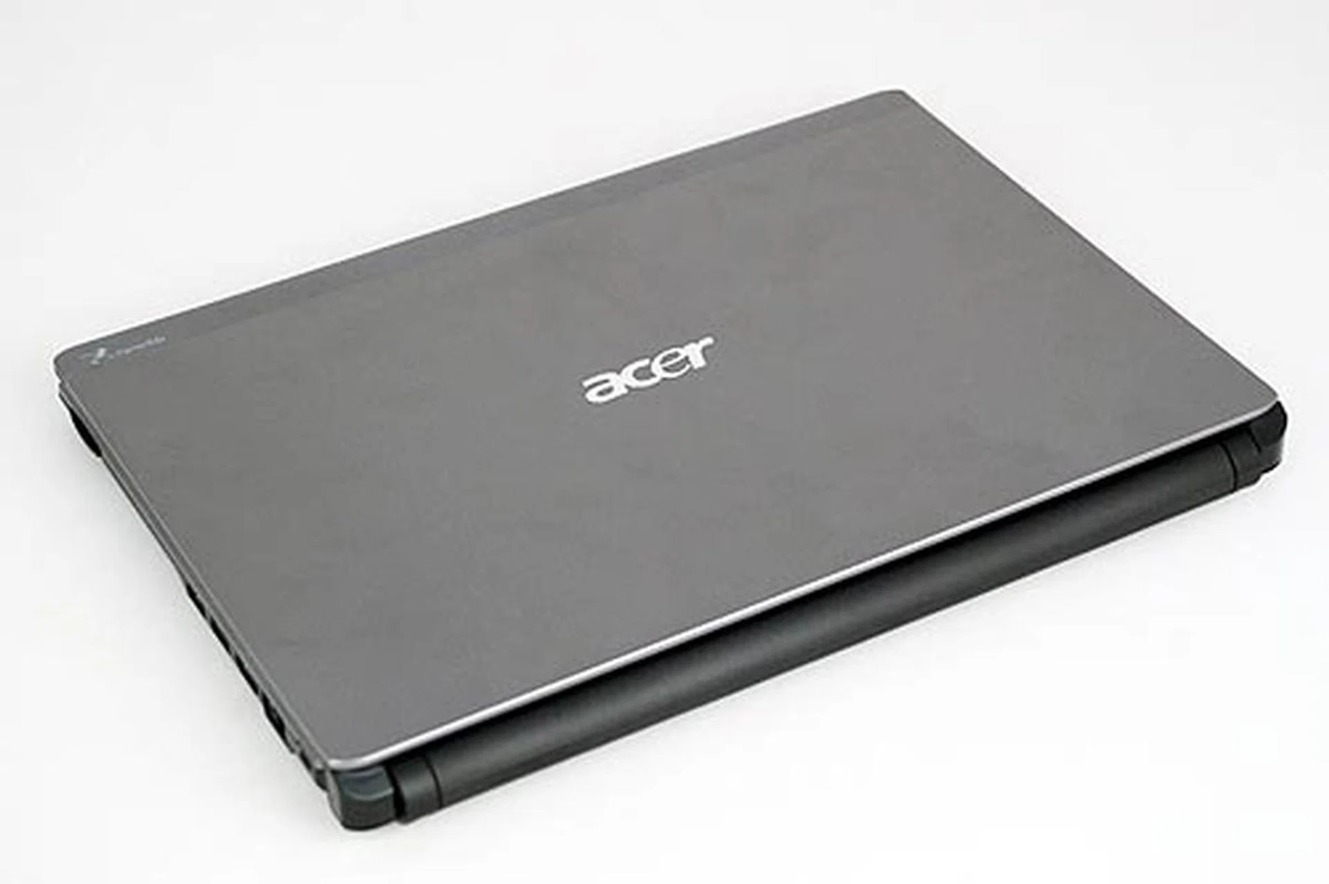 Slim is the name of the game with the 13-inch Acer Aspire Timeline 3810t.