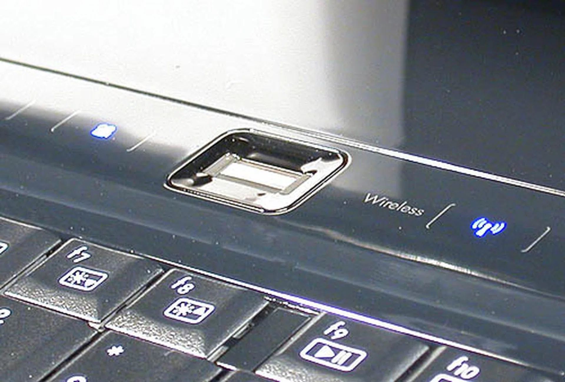 Fingerprint recognition has been integrated into the Windows Vista operating system used in the HDX. After a simple registration process, you can use it for a variety of authentication purposes for programs and account access.