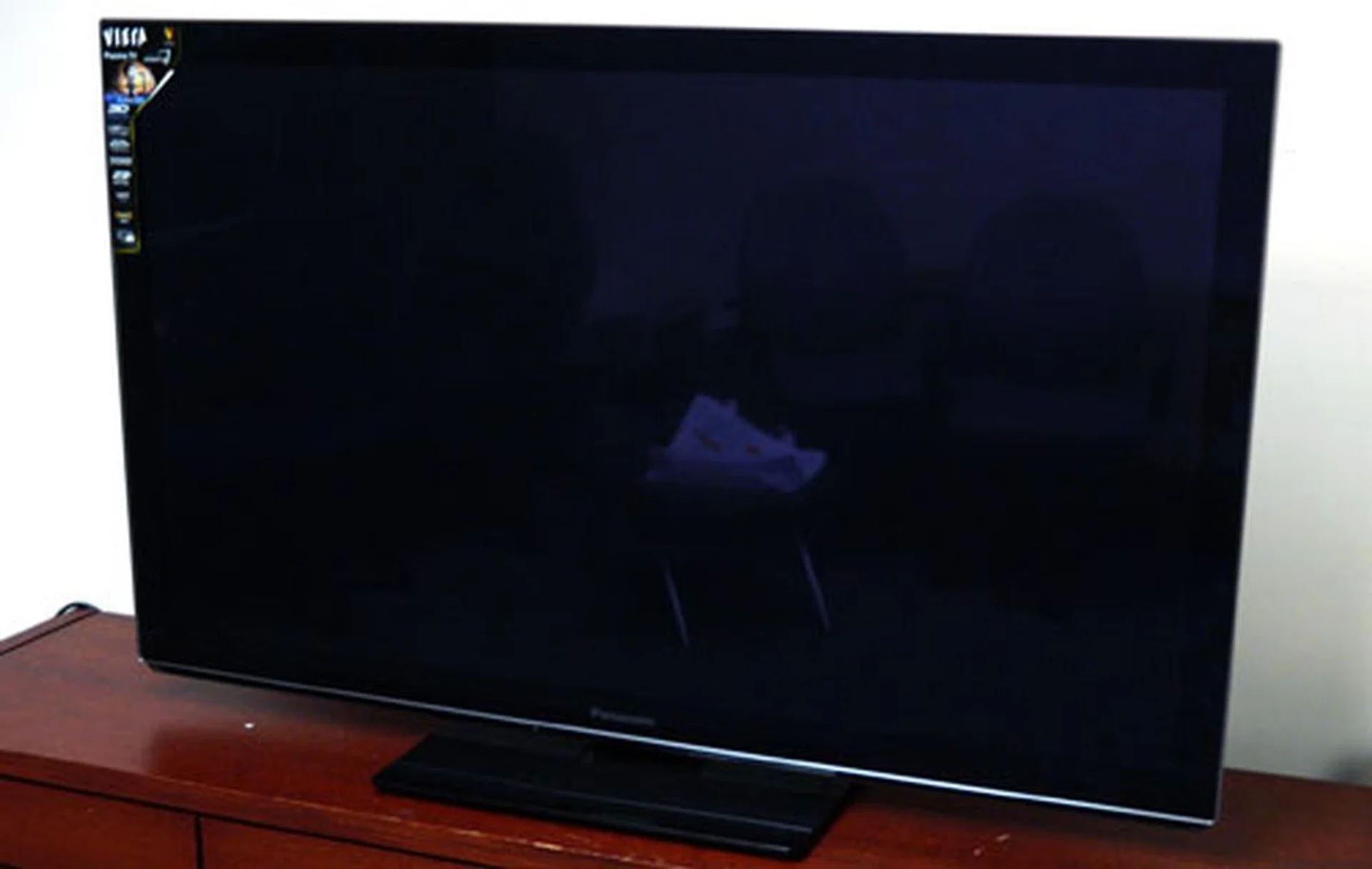 Panasonic continues with their straitlaced implementations for the VT30S. Clean lines and a plain frame are complemented by a single glass sheet. Panasonic's latest G14 panel also incorporates reformulated phosphor materials and an improved filter to enhance black levels and viewing angles.