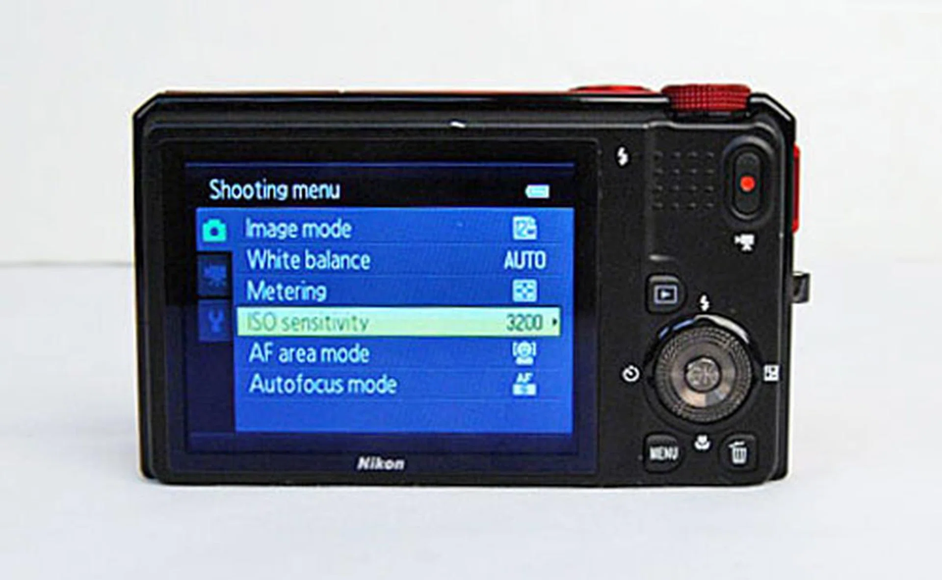 The S9100 is quite easy to use, thanks to a logical UI and pretty self-explanatory controls.