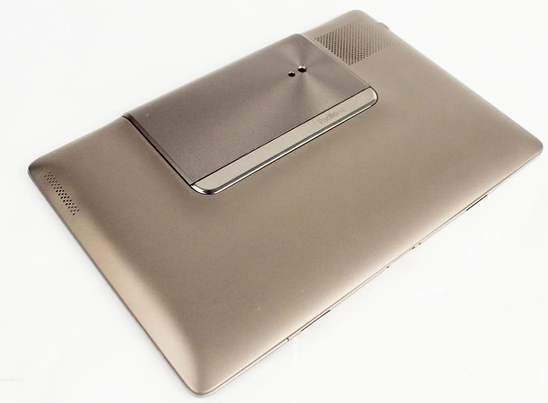 While the PadFone Station is indeed a tad too thick and heavy, some users may appreciate the fact that it comes with a battery pack of 6,600mAh which ASUS claims to charge the PadFone for up to 63 hours of extended talk time.