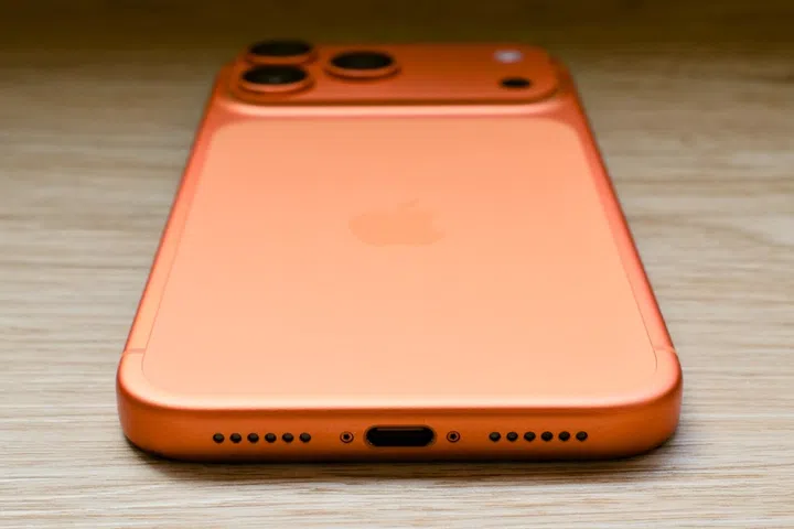 iPhone 17 Pro Max Cosmic Orange
