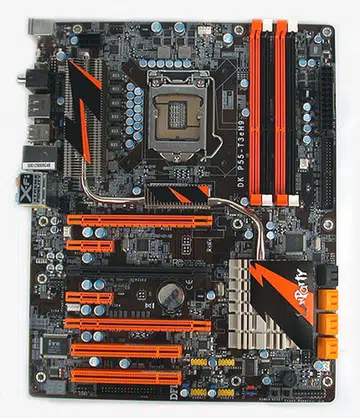 We are not exactly fans of this rather ghastly orange and black color scheme on the DFI LANParty DK P55-T3eH9. On first glance, the layout seems very decent with nothing amiss. 