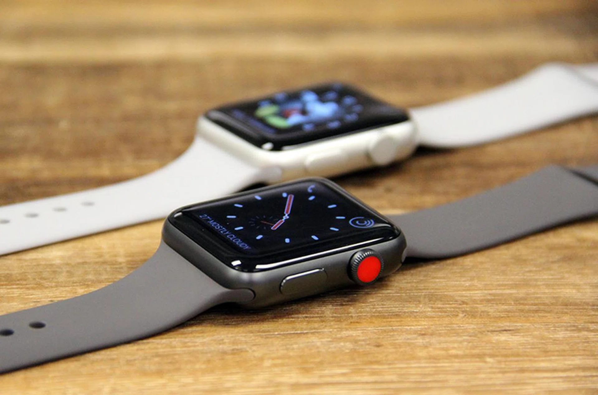 The LTE version of the Apple Watch Series 3 has a red Digital Crown.