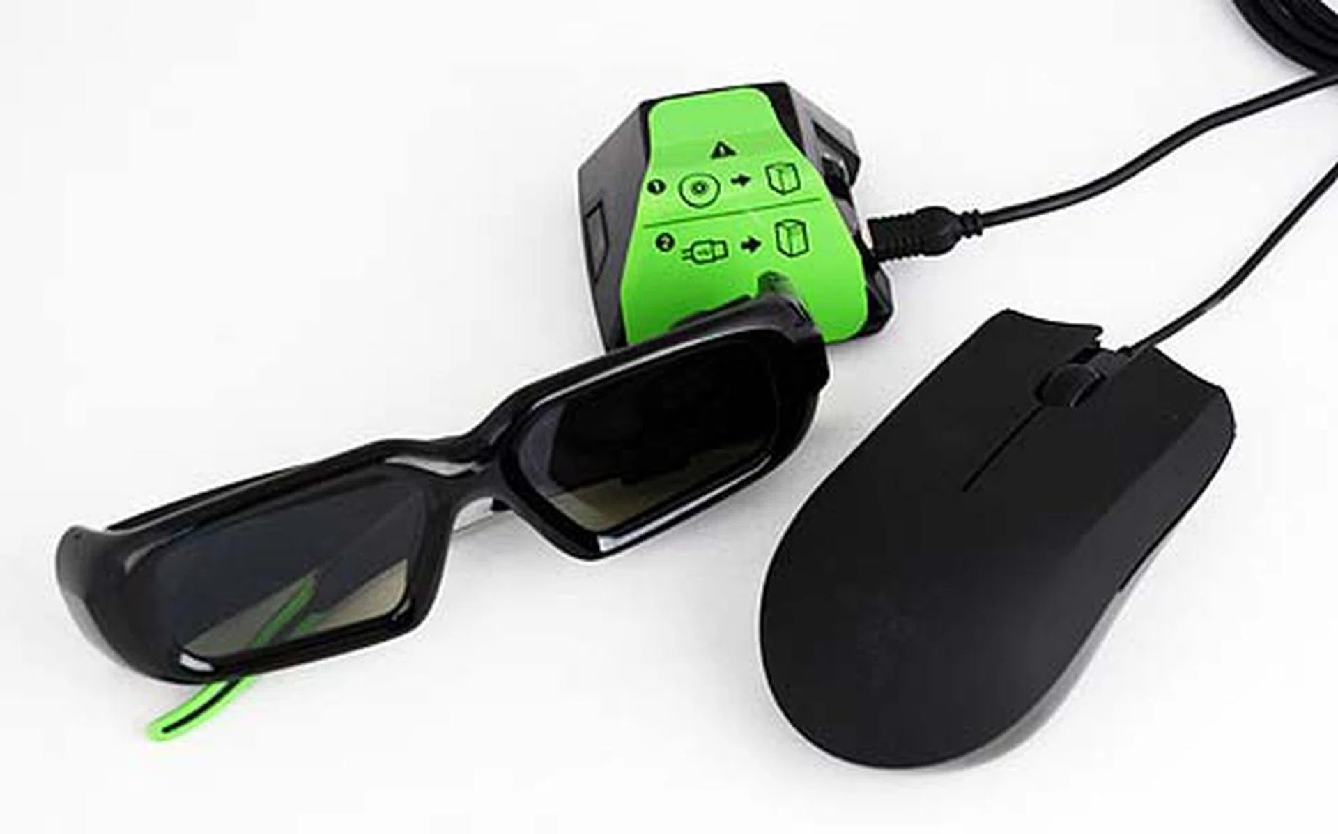 The bundled accessories comprising of the shutter glasses, transmitter and the Razer Abyssus mouse.