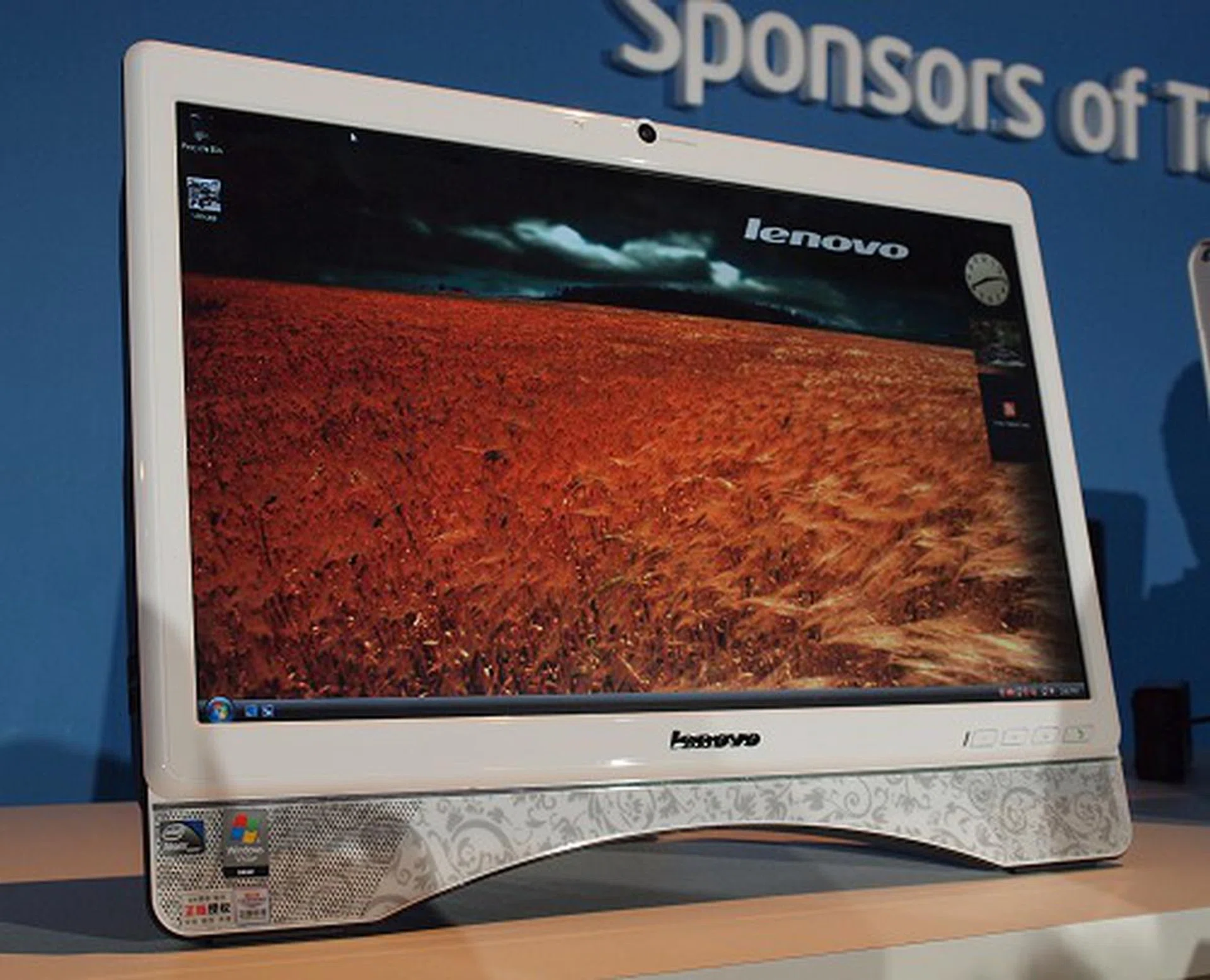  While Lenovo has a larger, sexy and more powerful A600 AIO PC, seen here is another new AIO system but designed more like an ultra large photo frame. Being a lot sleeker as well, it's equipped with an Intel Atom platform.  