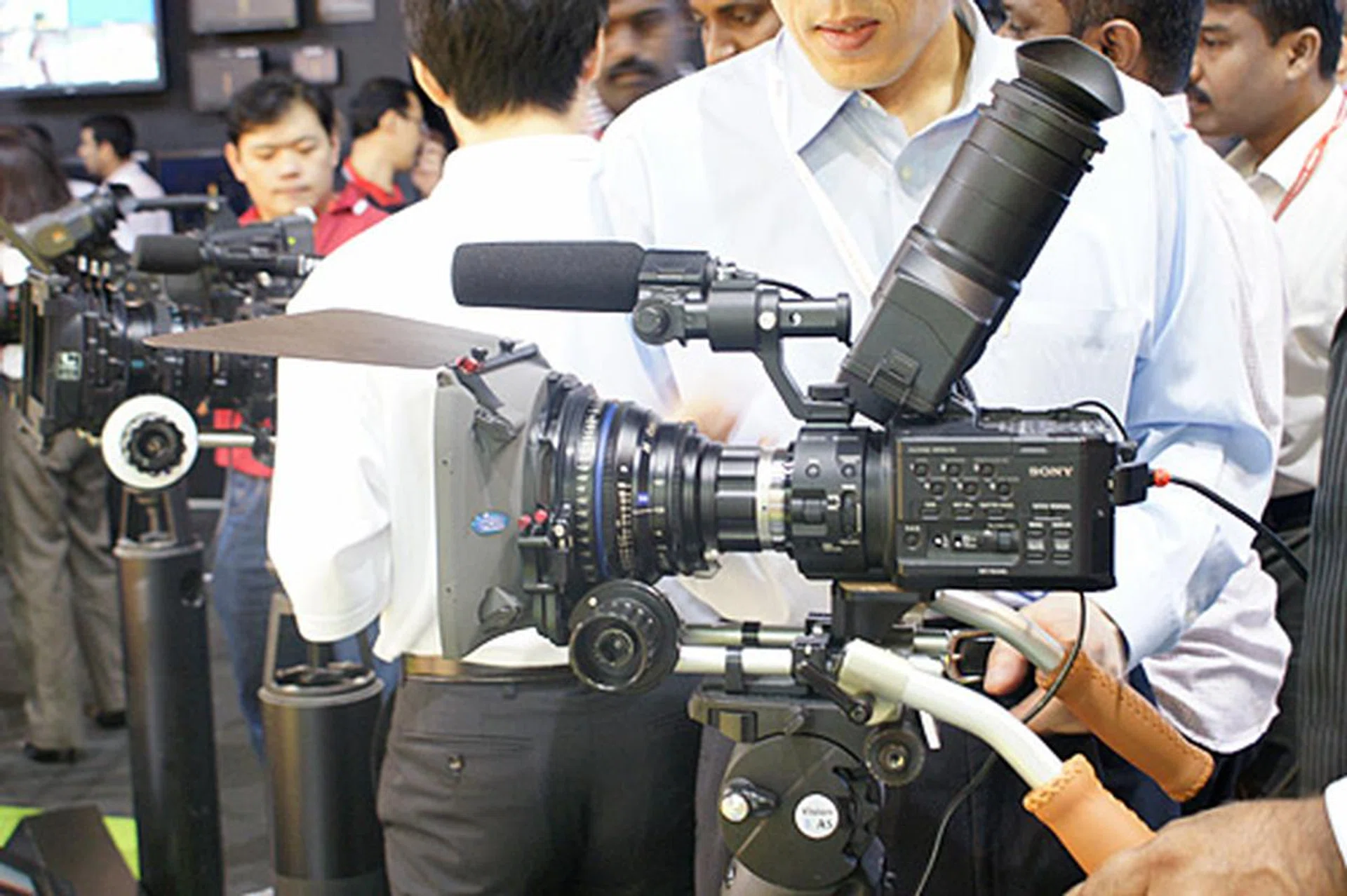 The Sony NEX-FS100PK camcorder uses
an Exmor Super 35mm CMOS sensor and comes with an 18-200mm F3.5-
6.3 E-mount lens. It has a high sensitivity that allows shooting at a minimum illumination of 0.28 lux.