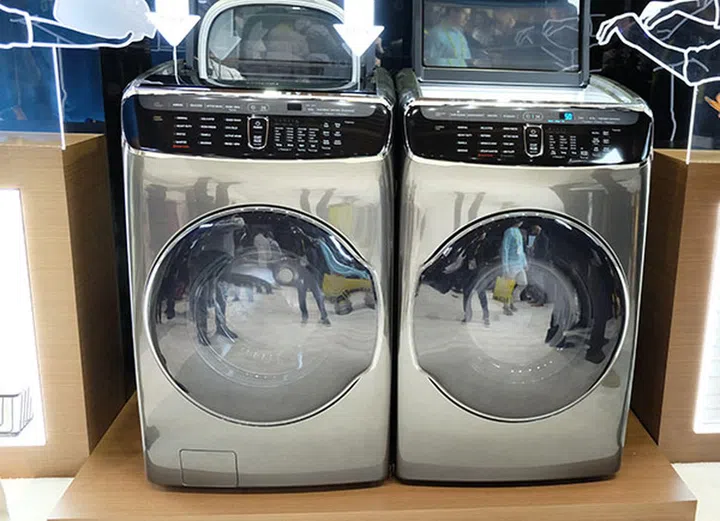 The top-loading compartments on both machines help you deal with delicate clothing more easily.