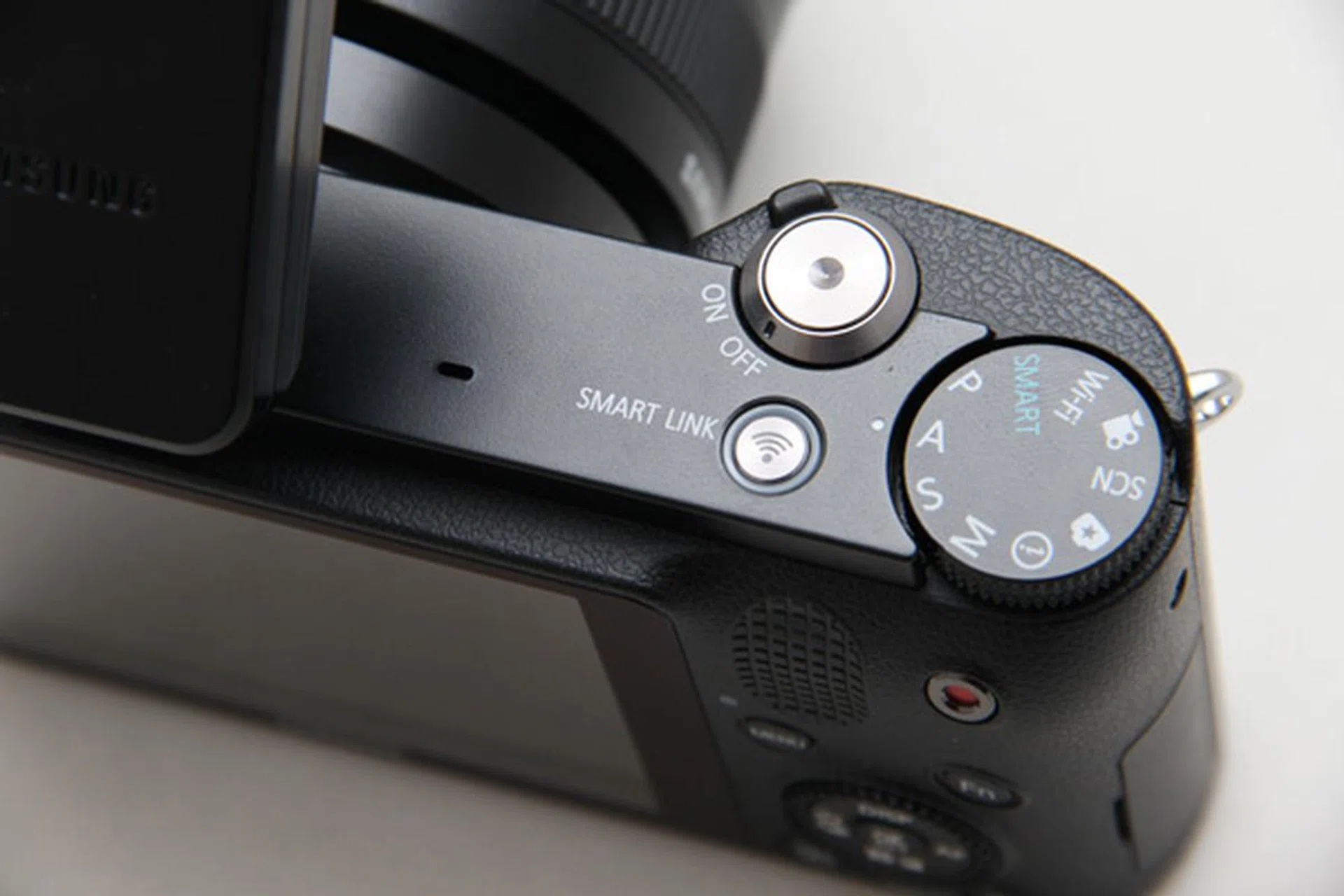 The protruding front grip helps make the NX1000 comfortable to hold.