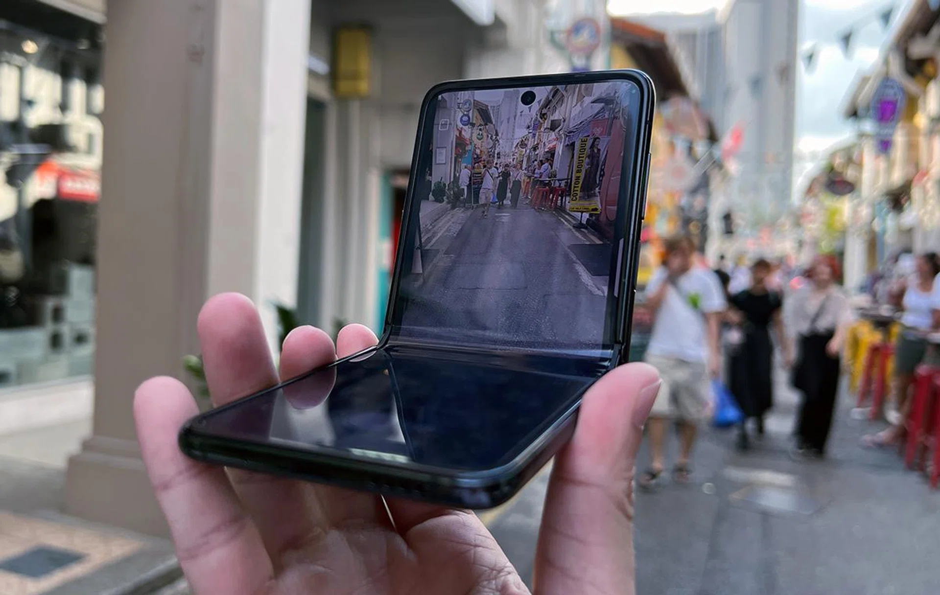 Upright photography is possible, a hallmark of clamshell foldable phones.
