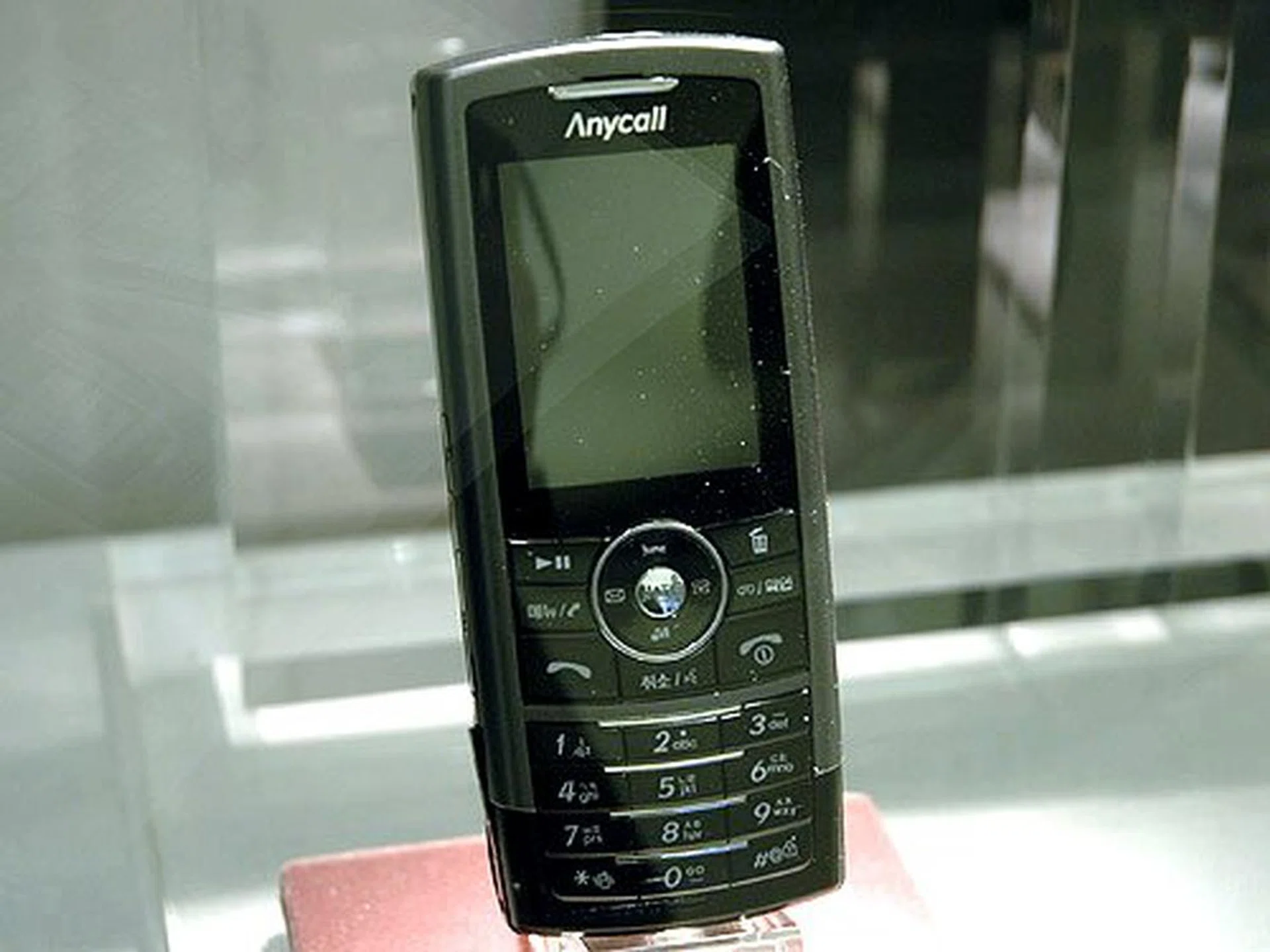 The world's first mobile phone with a 10-megapixel digital camera belongs to Samsung's SCH-B600.