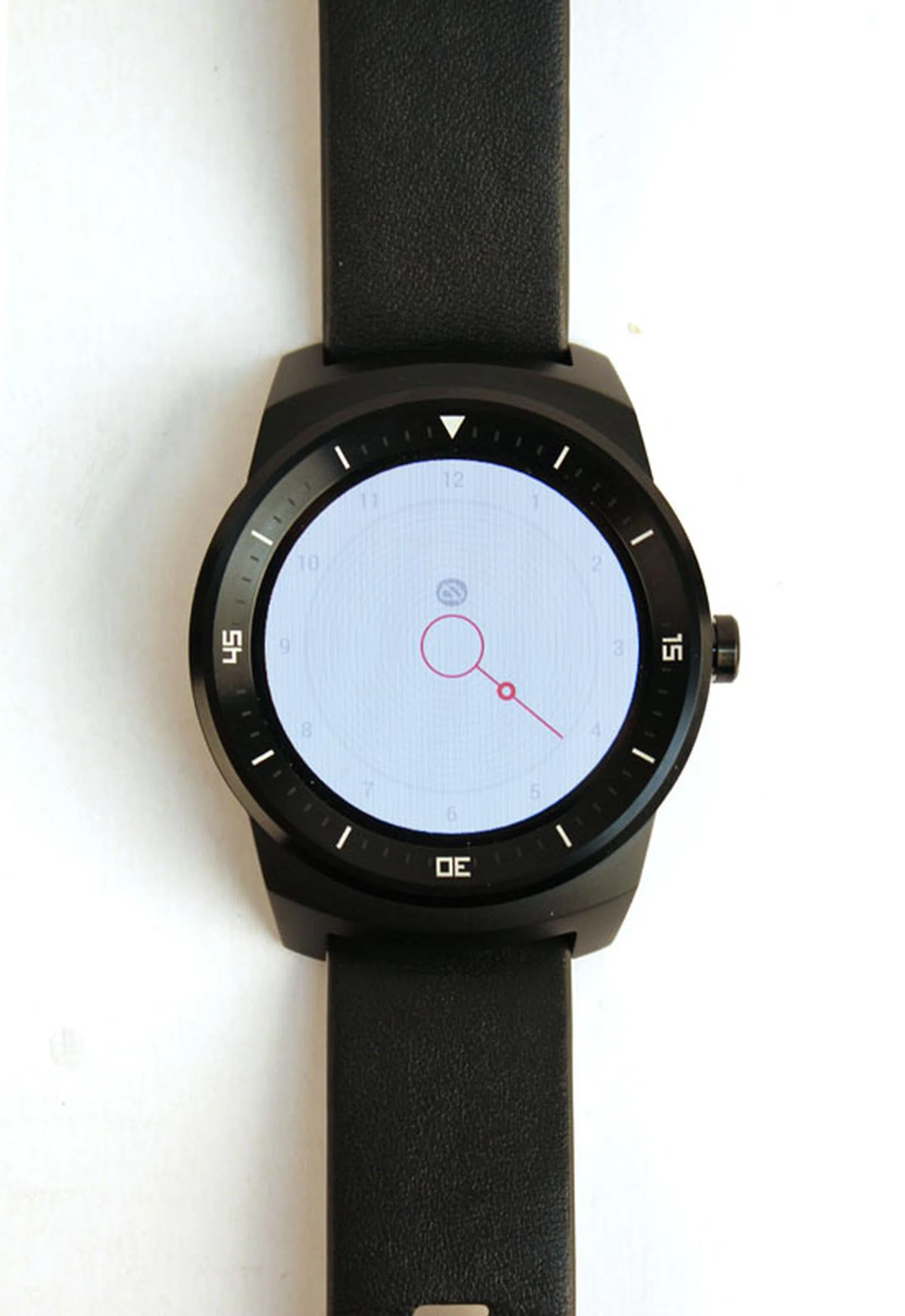 Unlike the Moto 360, the G Watch R boasts a perfectly circular display, which looks much nicer for white displays.