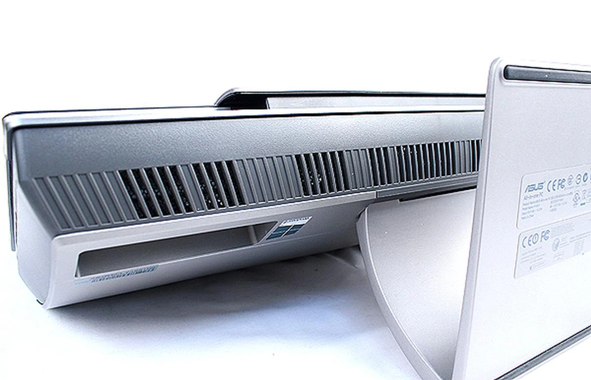 Downwards-firing speakers give the ASUS Transformer AIO sufficient aural punch (relatively speaking, of course).