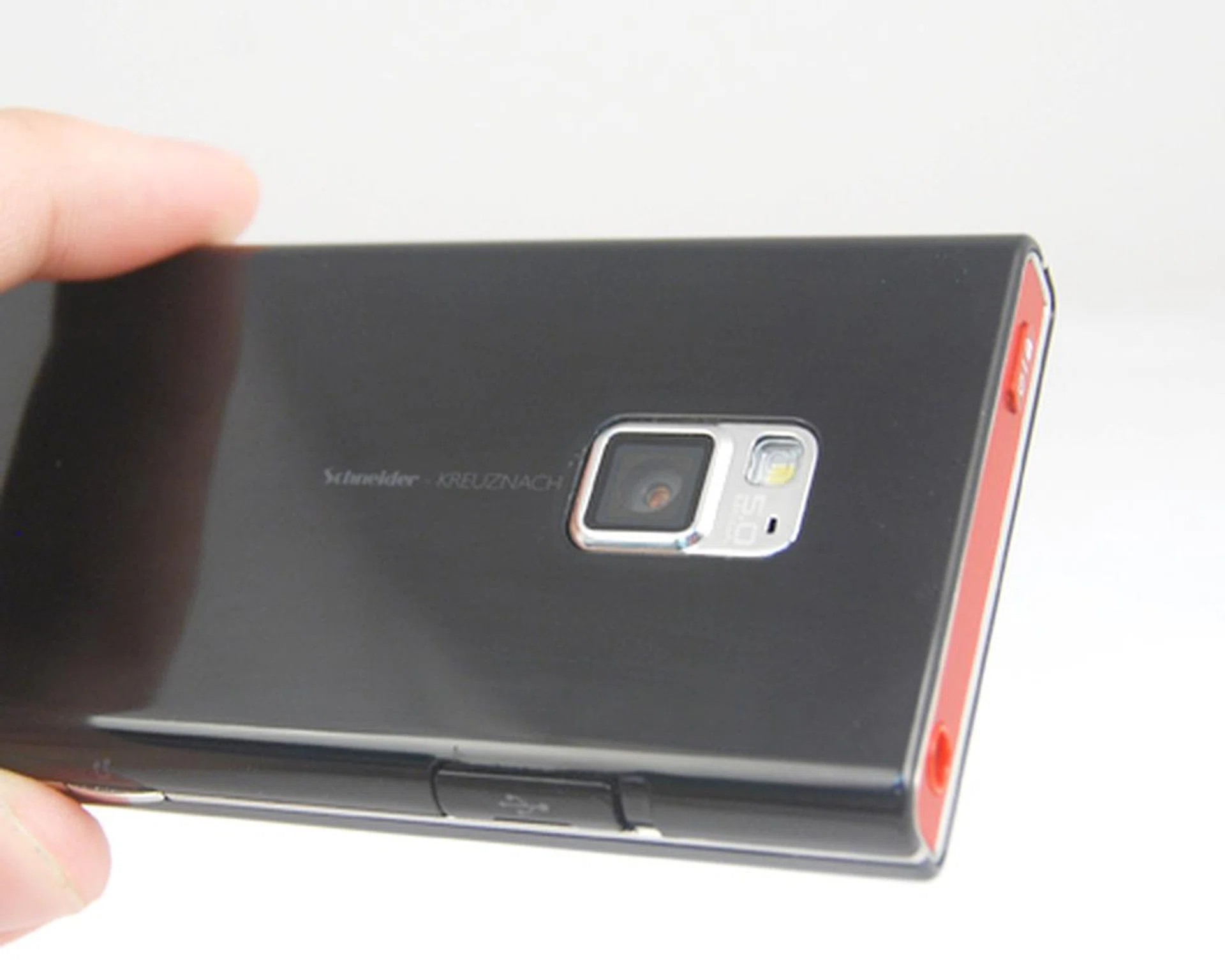 A 5-megapixel nested at the rear of the device with an LED flash.