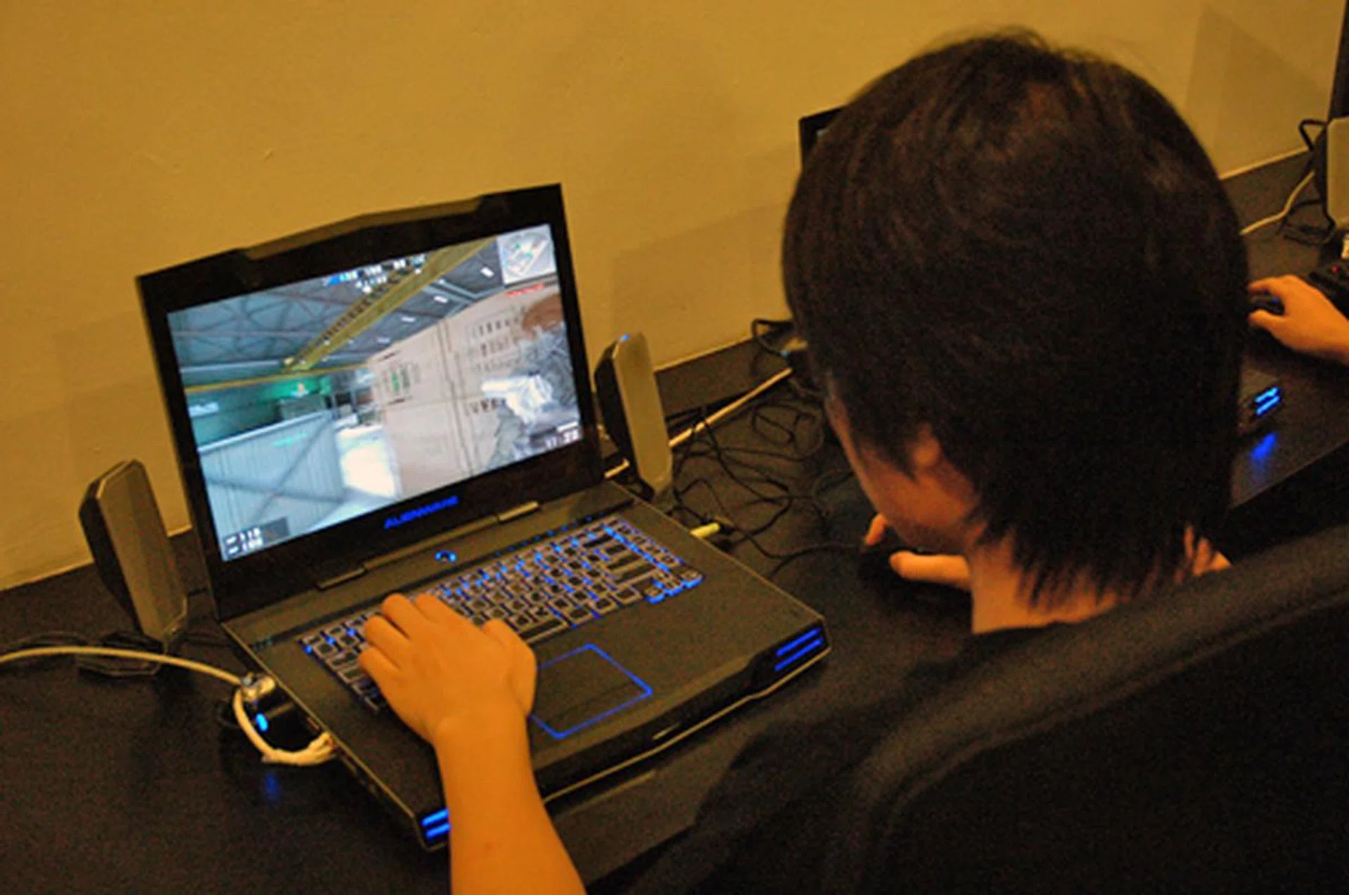 A gamer having a fragging good time on the M15X. It's good to know that FPS games like Blackshot didn't seem to faze the Alienware notebook. Let's wait and see if Dell's new toy would ultimately make a killing in the consumer market.