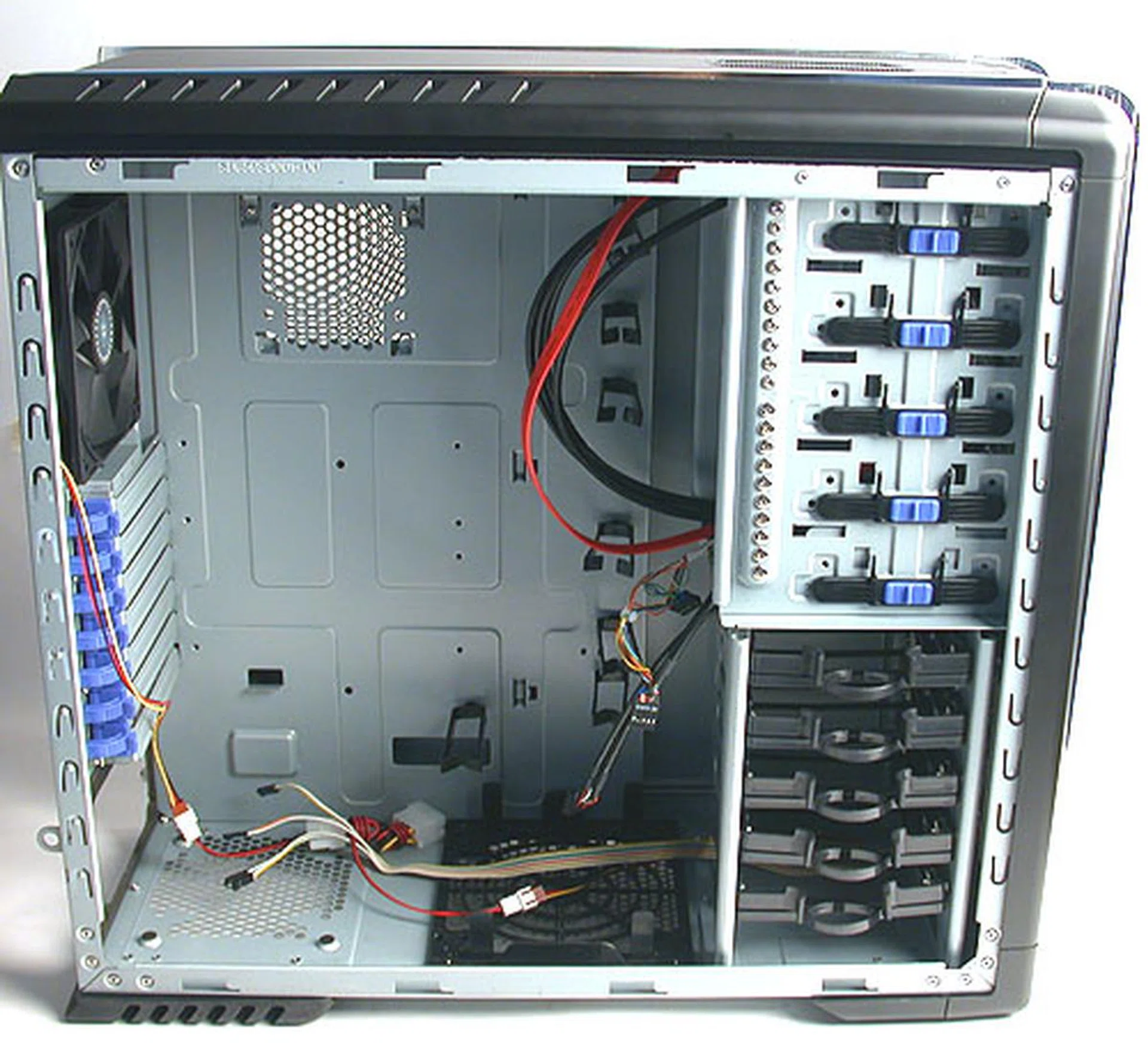 With nothing installed yet, the CM 690 is roomy enough, which is unsurprising considering its dimensions. According to Cooler Master, this chassis has more than enough room to fit dual NVIDIA GeForce 8800 GTX cards in SLI. 