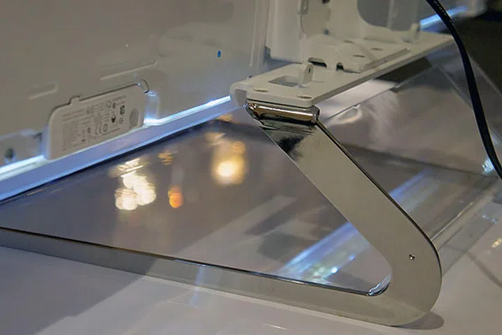 Besides an ultra narrow bezel, the WT60 series uses a 'floating metal air frame' design. The back of the chassis is white, and the clear stand has a metallic trim along the sides.