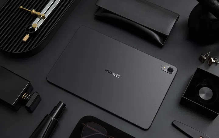 Huawei MatePad 11-inch 2023 (centre).