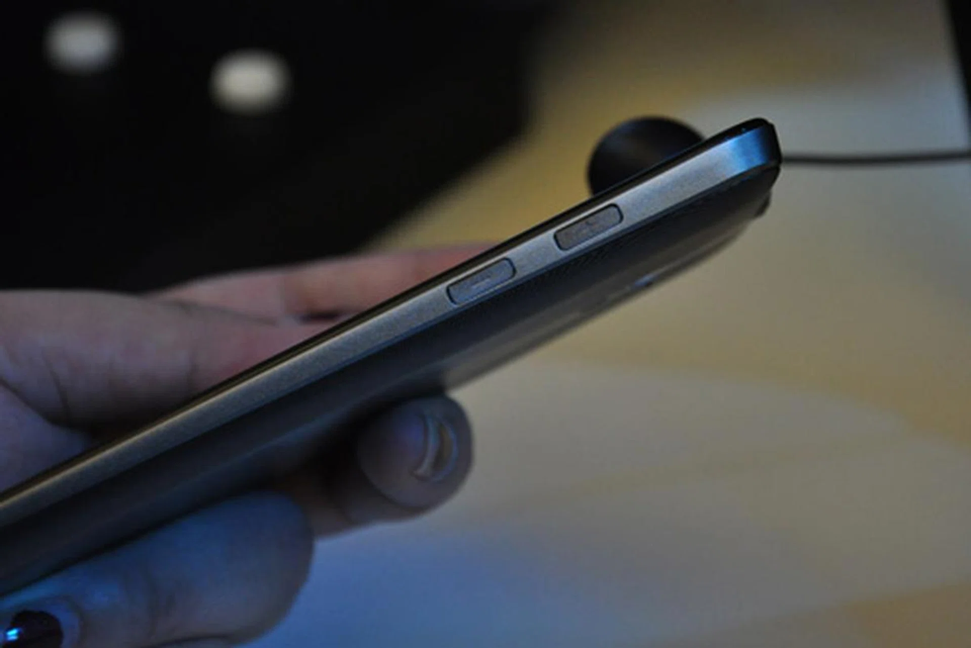 The phone is thin and light due to its plastic build. On the right, we have two volume controls that are indiscernable and slightly too indented for comfortable pressing. Nonetheless, it isn't a big issue.