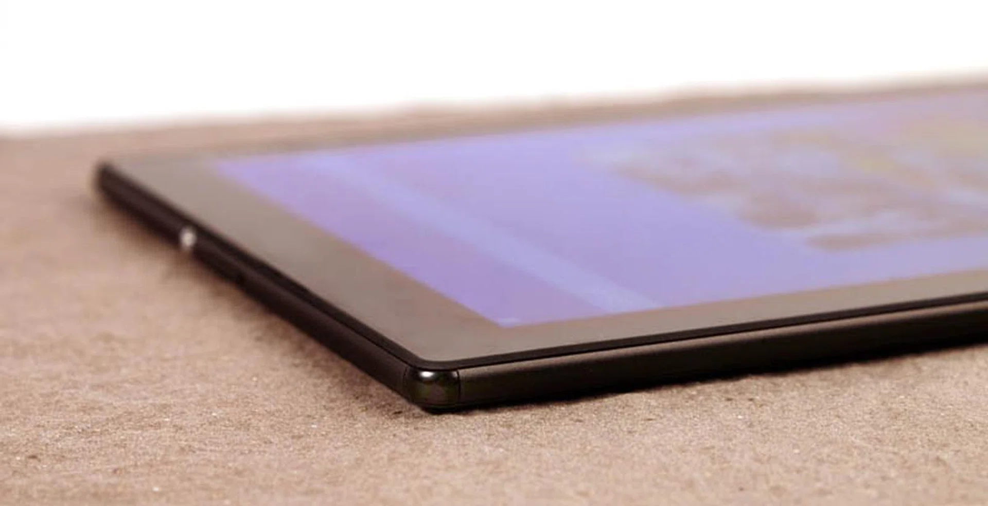 Unlike Sony's Z smartphones, which have a metal frame all around the edge, the Z4 Tablet only has metal corner pieces.