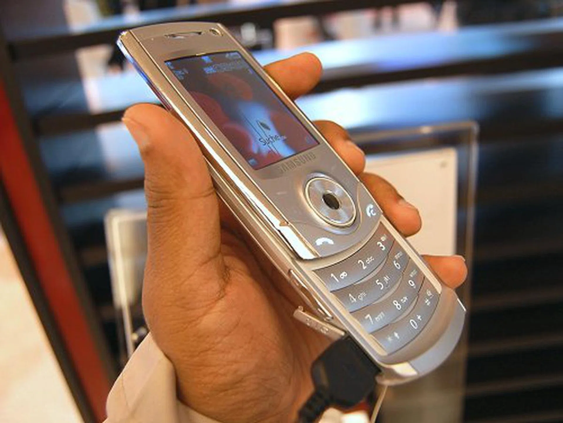  The third Ultra II model -- the Samsung Ultra II 12.1 (U700), supports HSDPA 3.6Mbps and EDGE with network frequency support (900/1800/1900MHz) + 2100MHz. Sporting a 3-megapixel camera with Auto Focus, 2.2” 240 x 320) display with features similar to the 10.9 edition including Bluetooth 2.0 and USB 2.0 high-speed. It has video playback features supporting the MPEG-4/H.263/RealVideo format plus a wheel key interaction function. It has a built-in 20MB memory plus expandable microSD card slot. It measures at 102.5 x 50 x 12.1mm.  