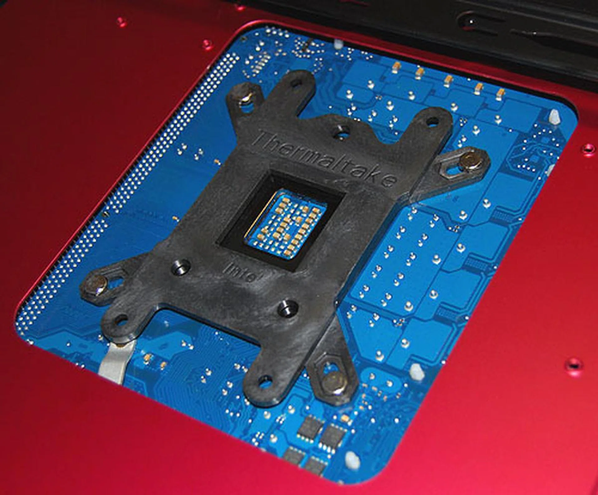 As expected from a cooler that supports multiple sockets, one has to affix a back plate at the bottom of the socket in order to provide the right mounting holes for the cooler. Good thing our test chassis comes with the exposed bottom shown here. 