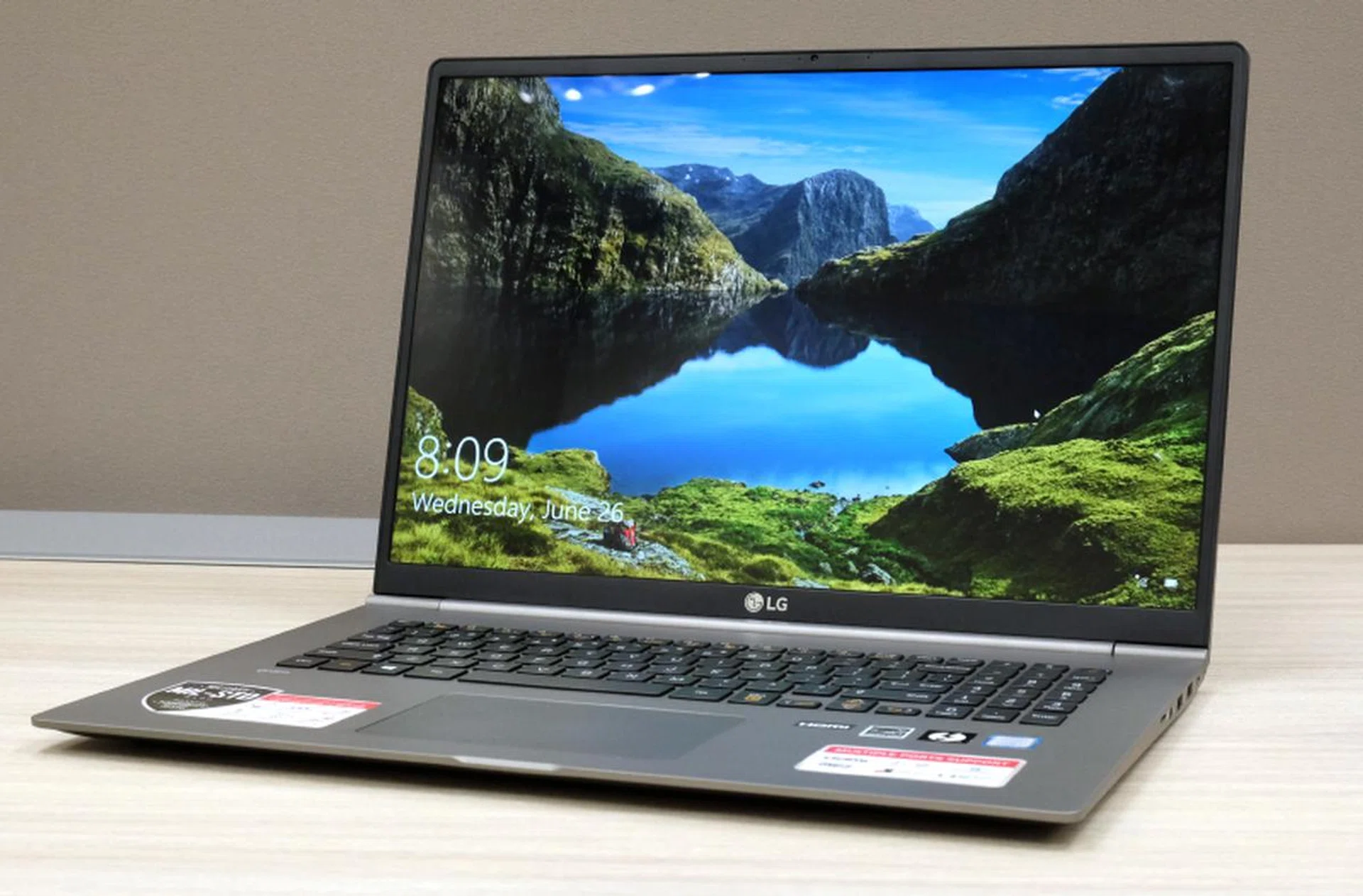 After spending weeks with the gram 17, I still can't wrap my head around the fact that it only weighs 1.34kg.