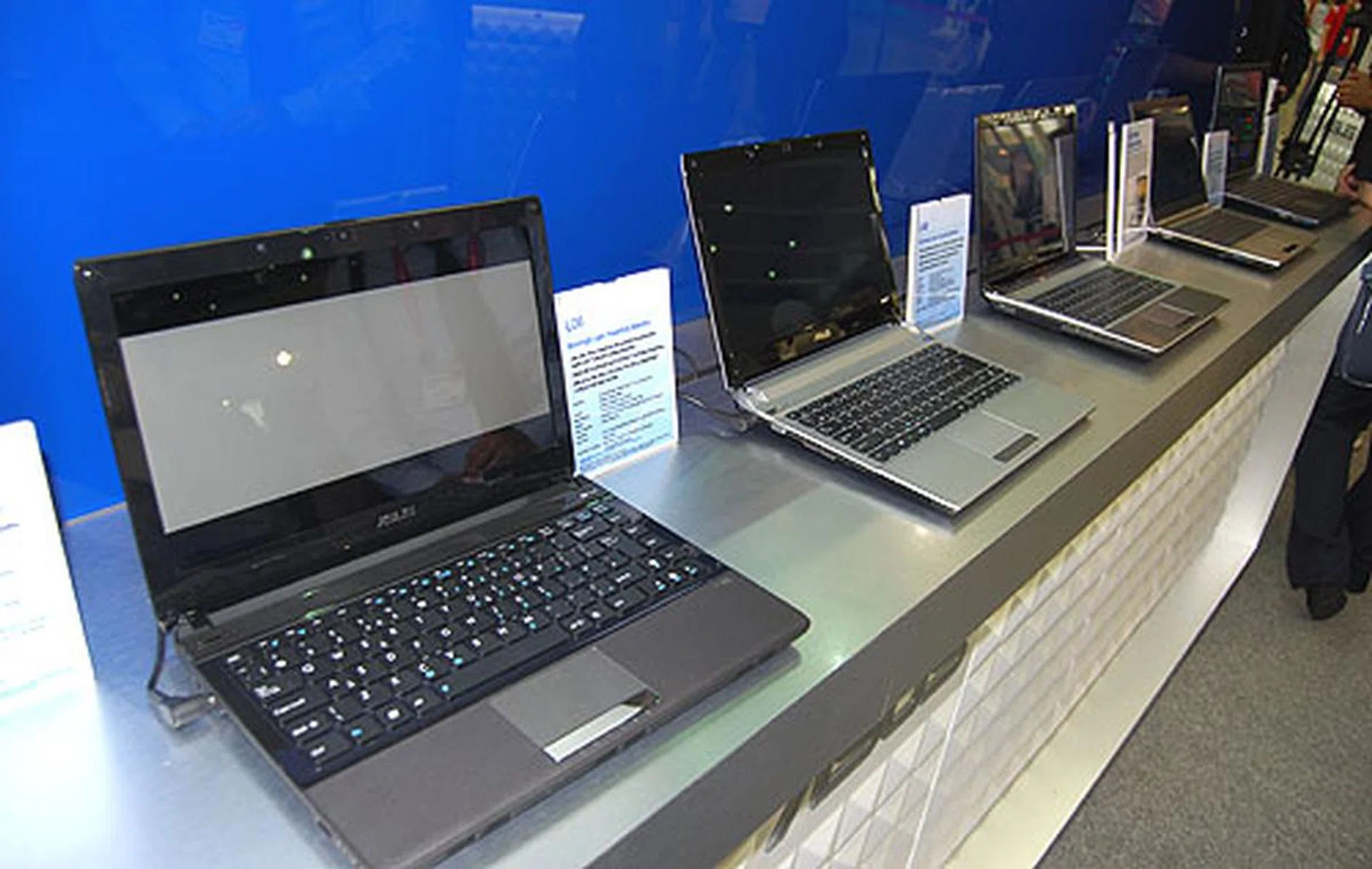 ASUS' UX series of ultraportables garnered much attention but the rest of ASUS' U series are worthy of consideration too. They are all under 1-inch thick and boast up to 10 hours of battery life.